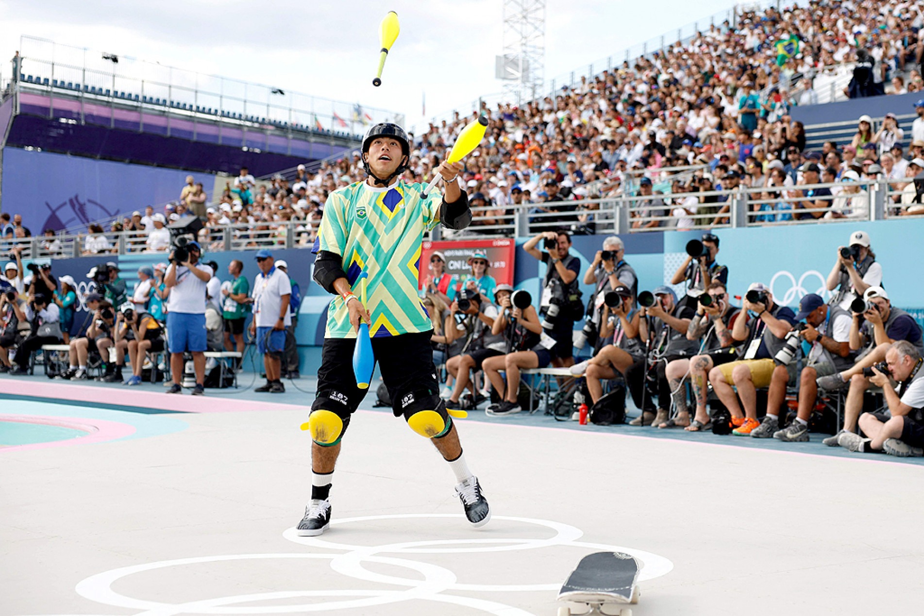 Skatista brasileiro comemorou com malabares e chamou atenção de fotógrafos

