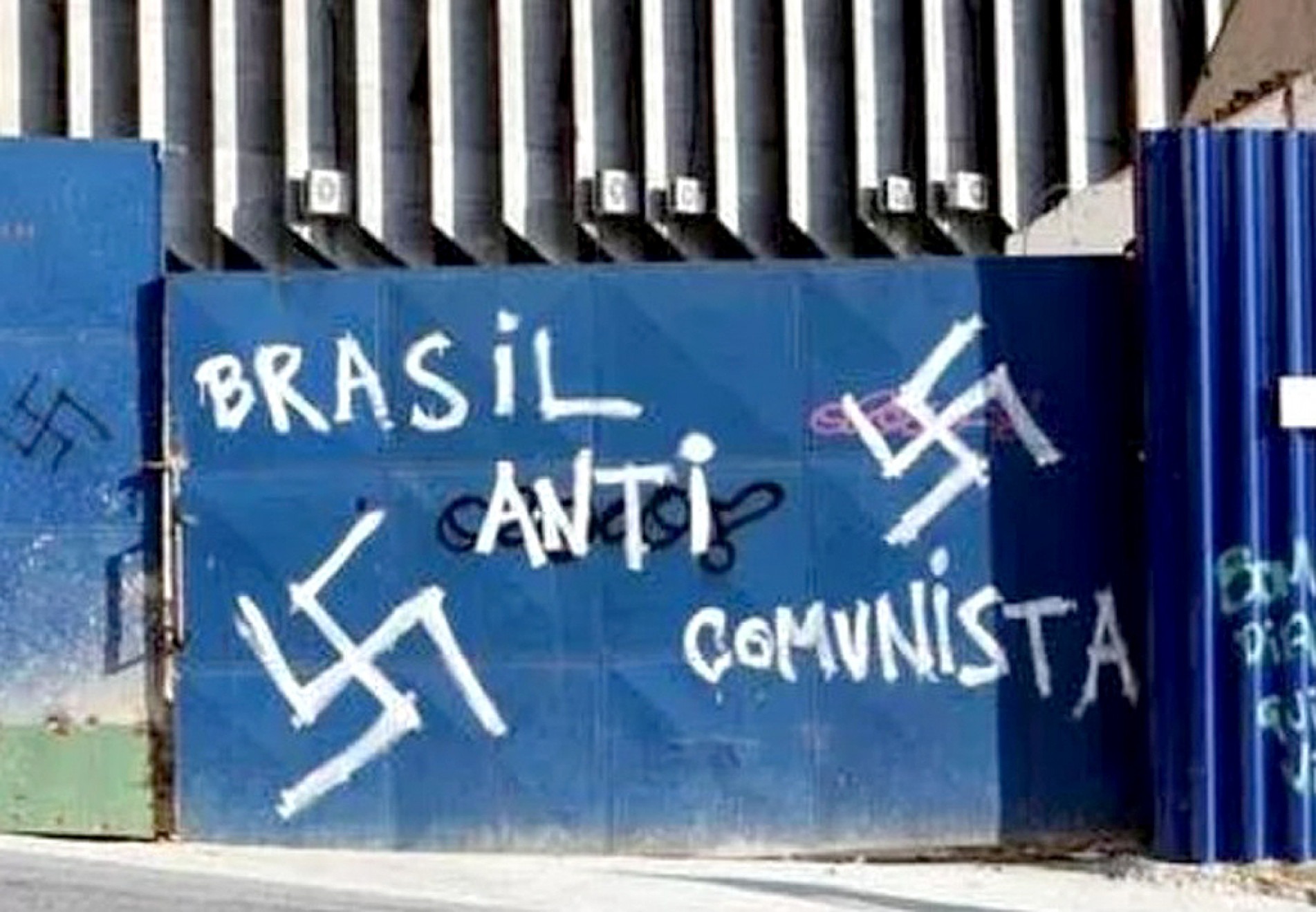 O neofascismo é uma ideologia de extrema-direita
