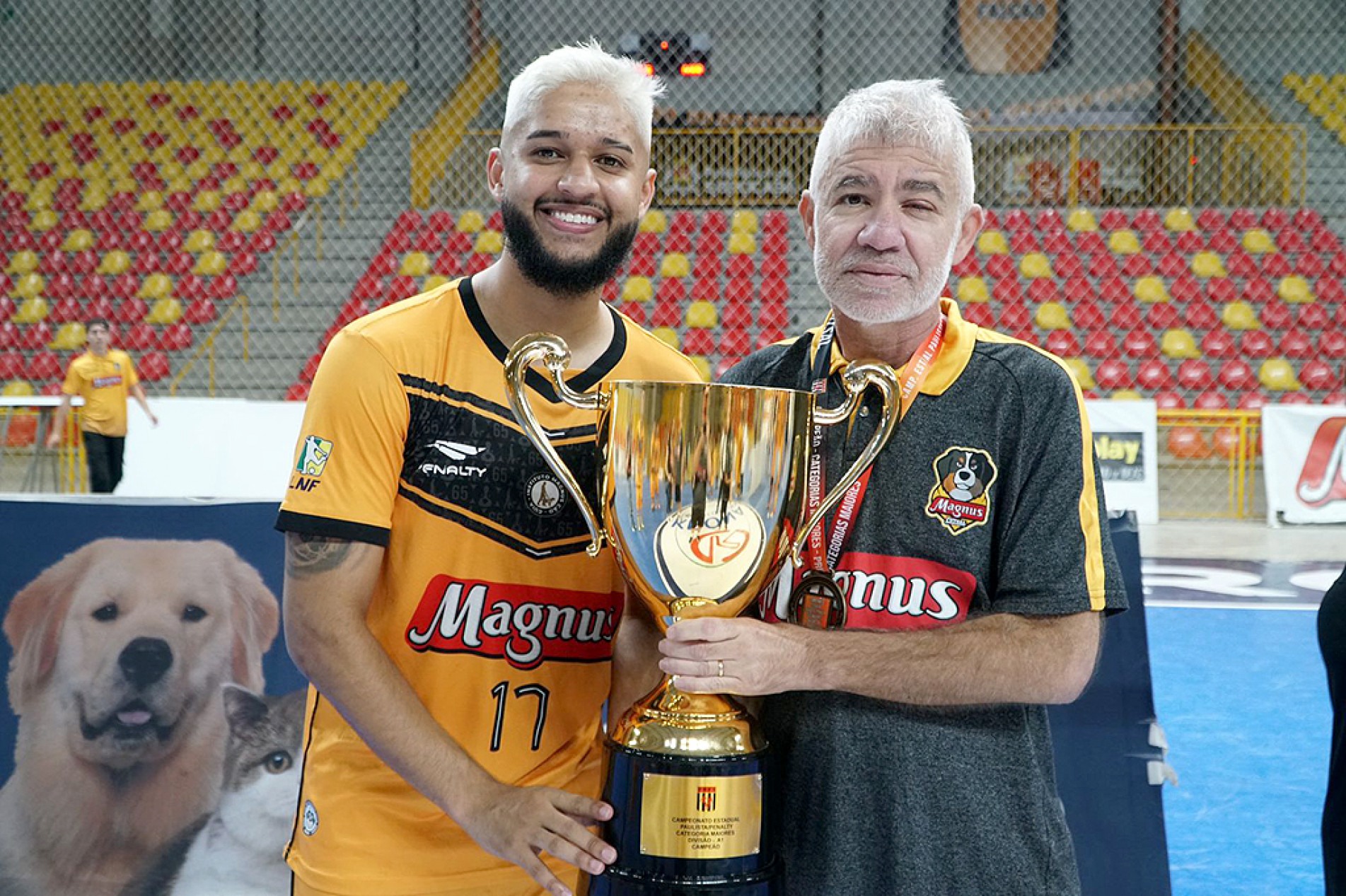 Leandro, que joga atualmente no Magnus Futsal, ao lado do pai Jair, que também trabalha no clube