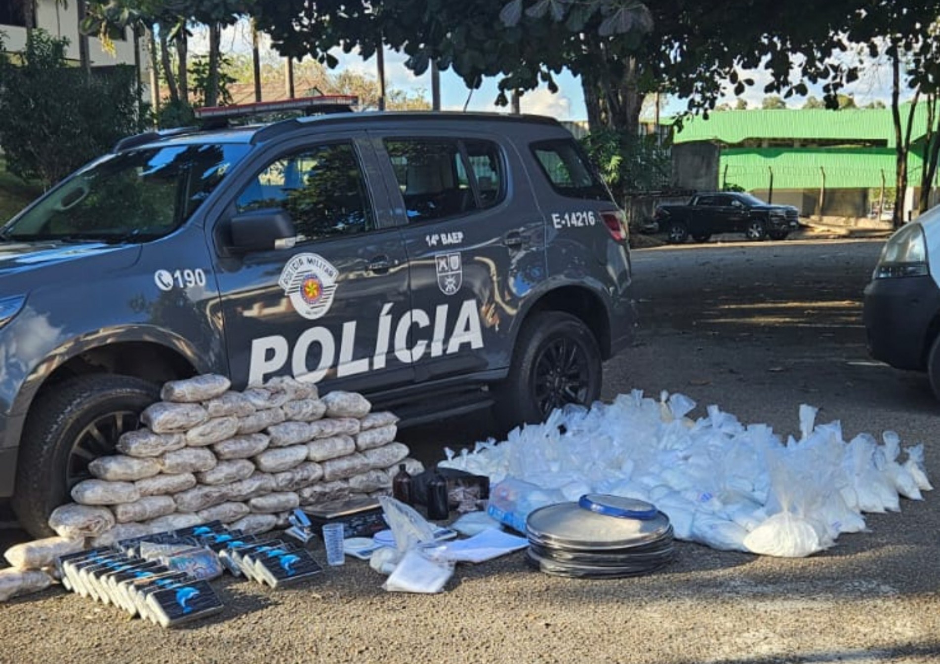 A carga estava escondida em compartimento secreto nos veículos