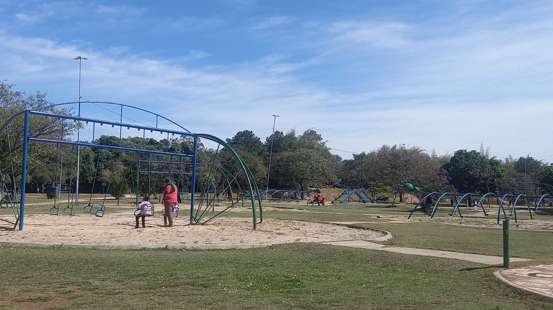 Pais e filhos aproveitaram as áreas de lazer do Parque do Paço Municipal