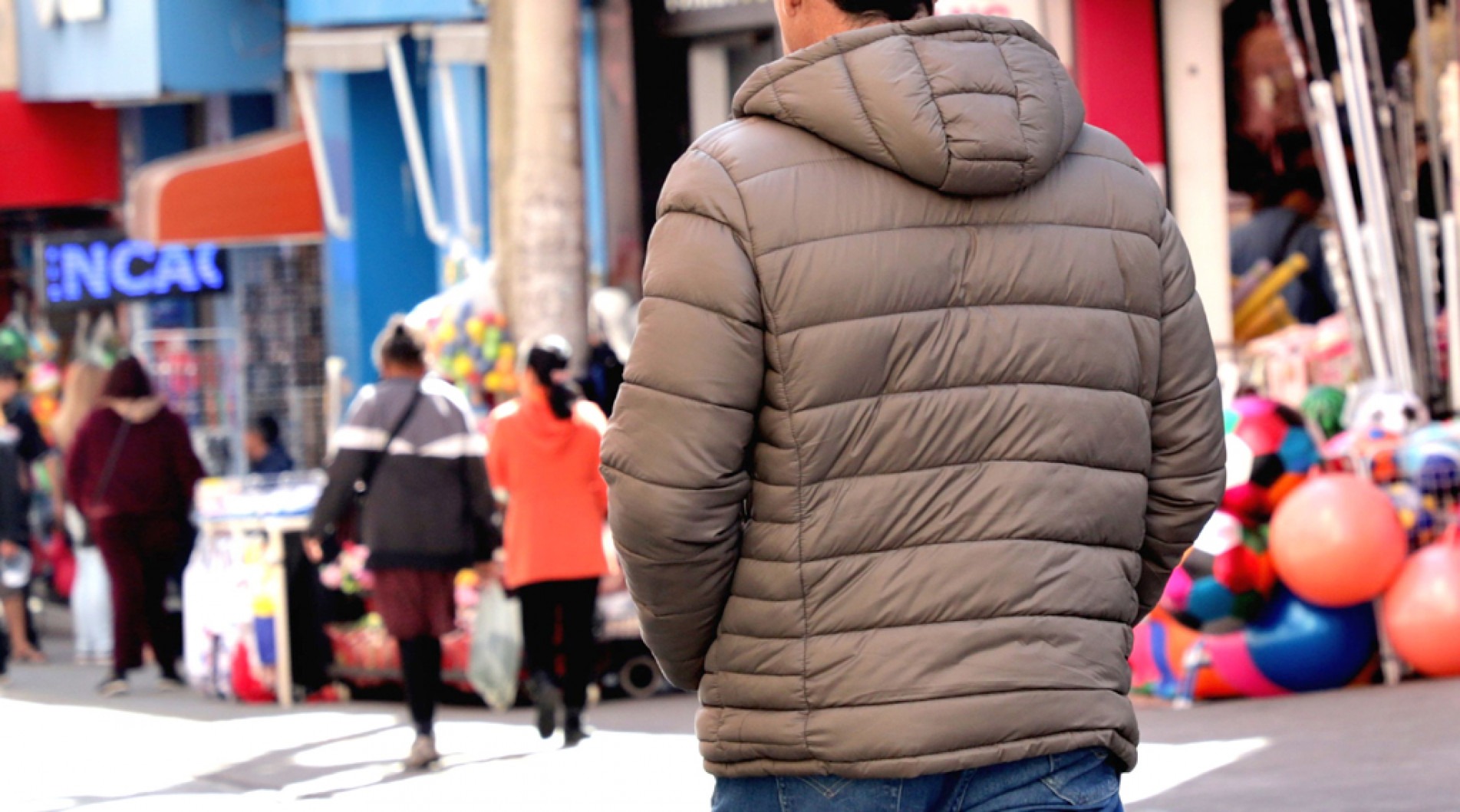 Quem saiu às ruas no início da manhã teve de se agasalhar bem para se proteger

