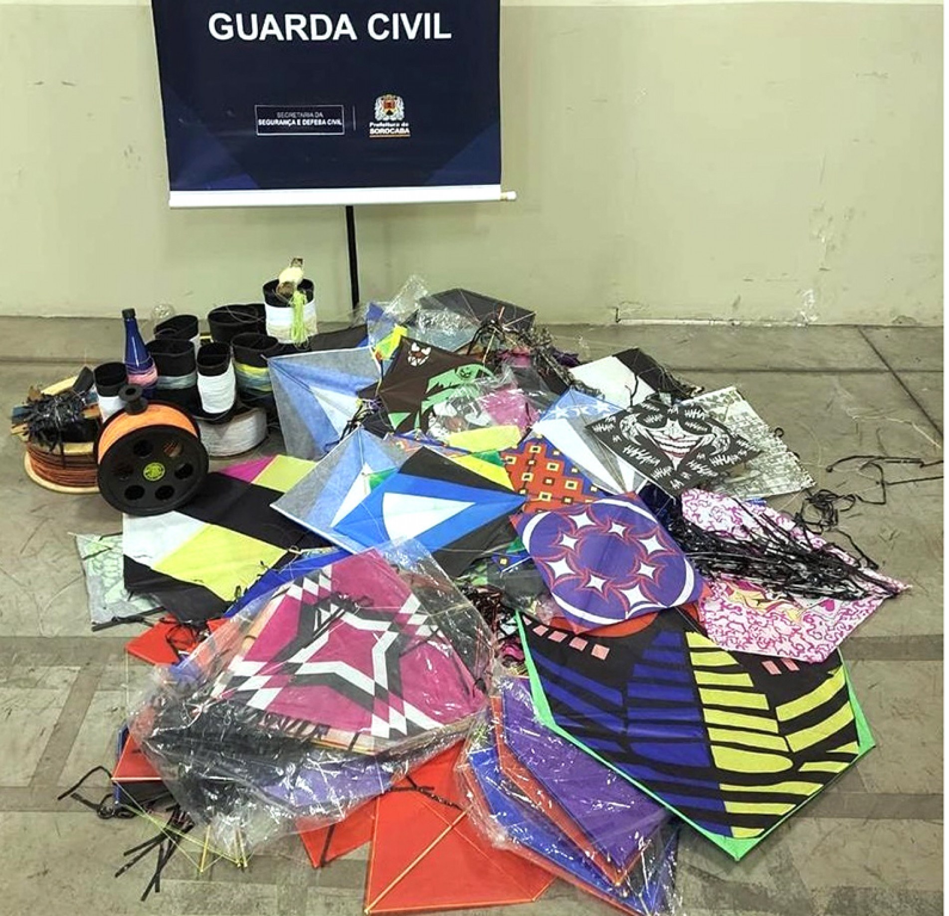 Uma quantidade de linha com cerol e pipas foi levada pela polícia
