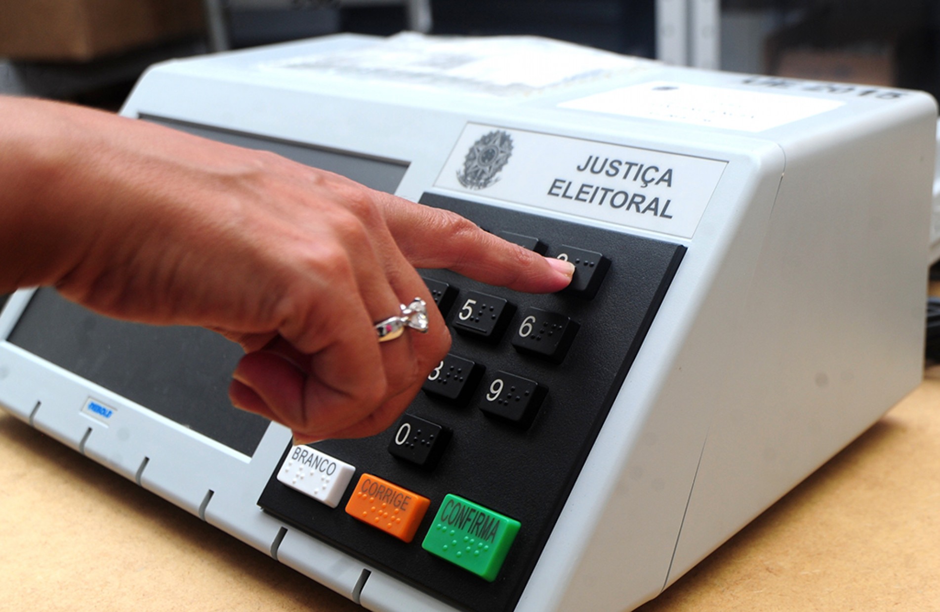 Quem não votar e não justificar a ausência tem consequências com a Justiça Eleitoral 
