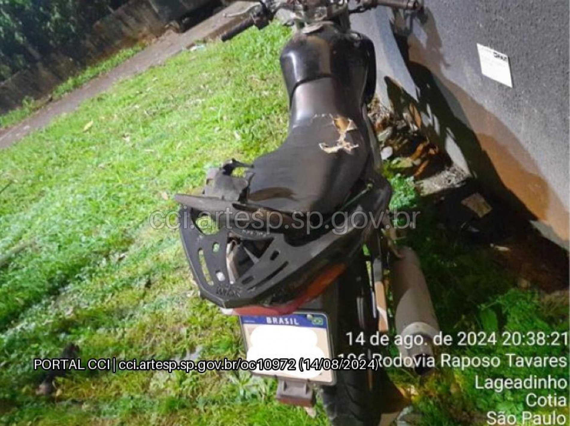 A motocicleta foi levada para a base da Polícia Rodoviária