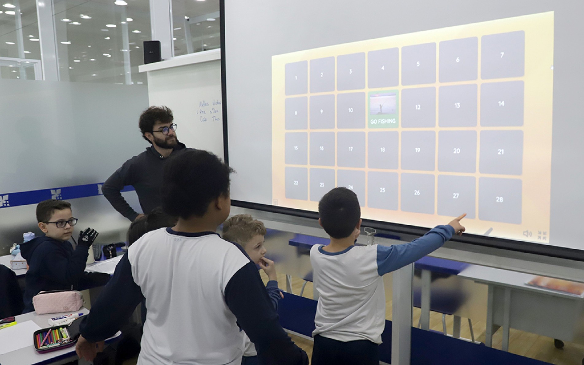 Ministradas por professores qualificados, as atividades extracurriculares ampliam as habilidades linguísticas das crianças e adolescentes de forma lúdica
