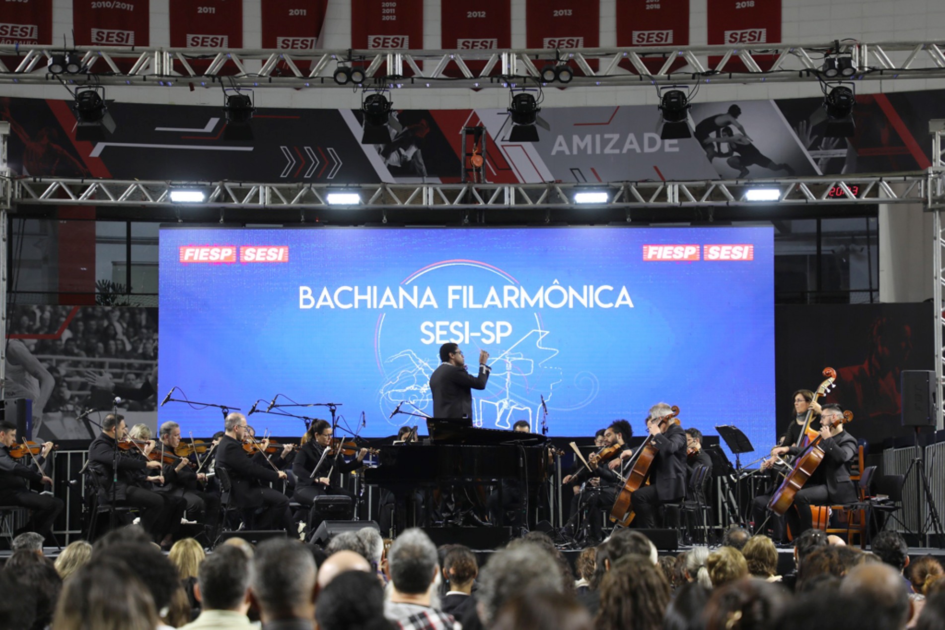 A orquestra é formada por jovens e experientes músicos de diversas idades