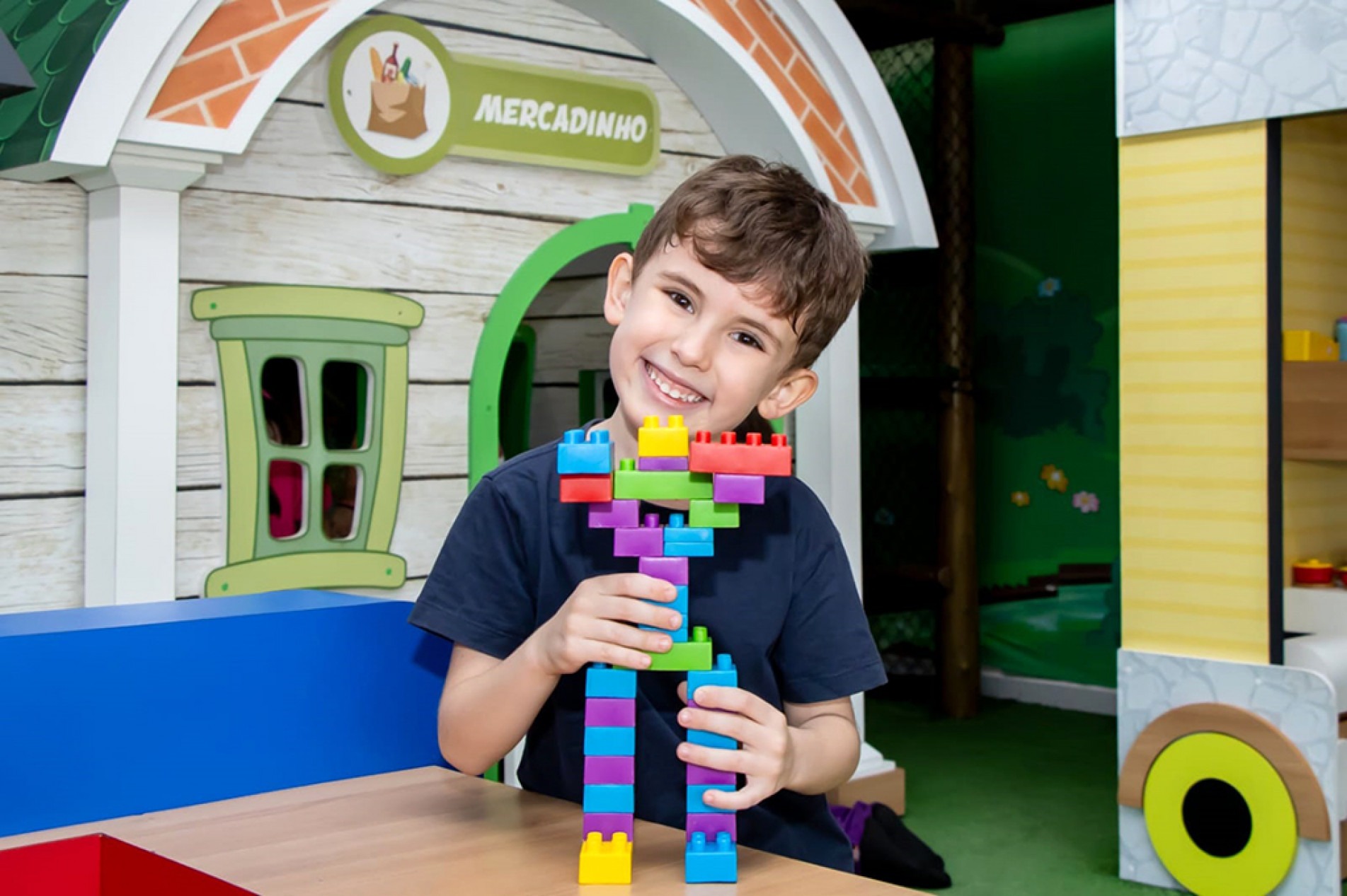 Lucas exibe sua criação, feita a partir de legos que eram do pai
