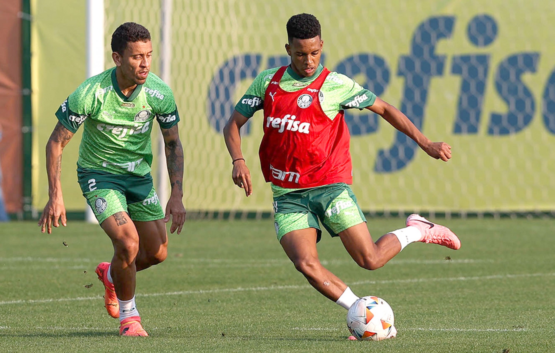 Estêvão (à dir.) tem potencial para desequilibrar a partida 
