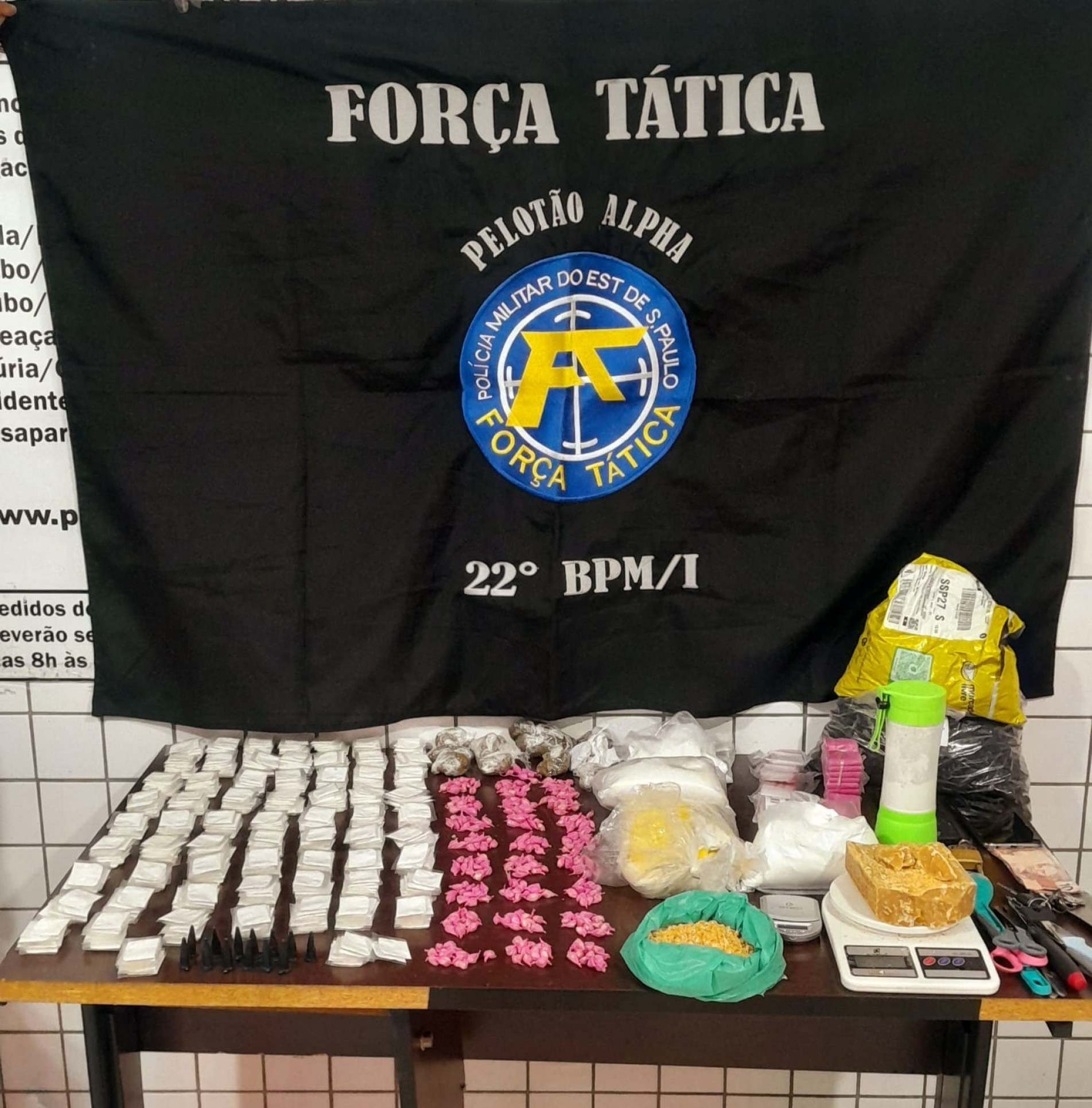 Além das drogas foram apreendidos: uma balança de precisão, apetrechos para embalar drogas e R$ 90,00 em espécie