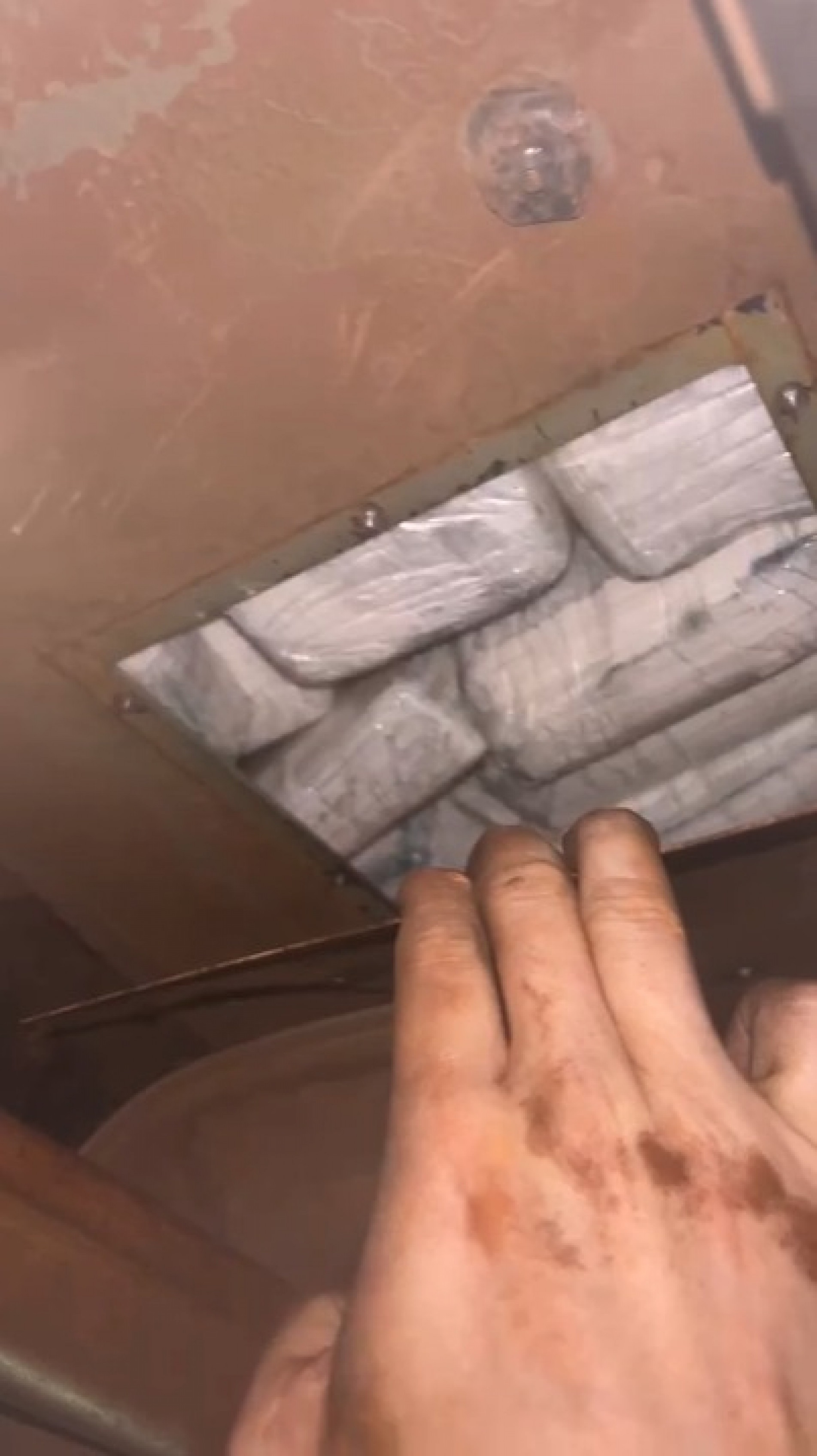 Policiais encontraram as drogas na carroceria do veículo