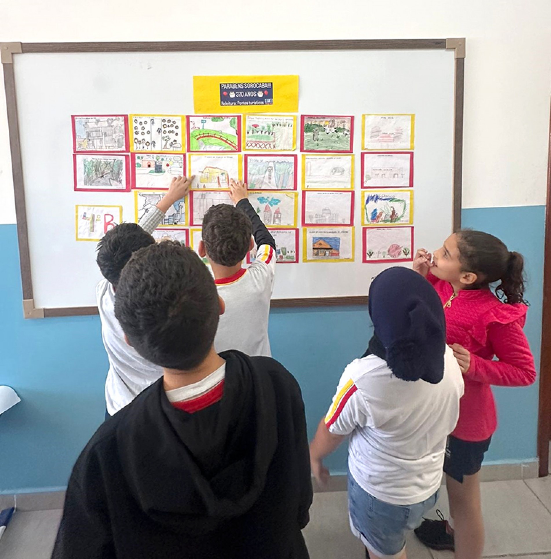 Os pontos turísticos da cidade foram retratados em desenhos feitos pelos alunos 
