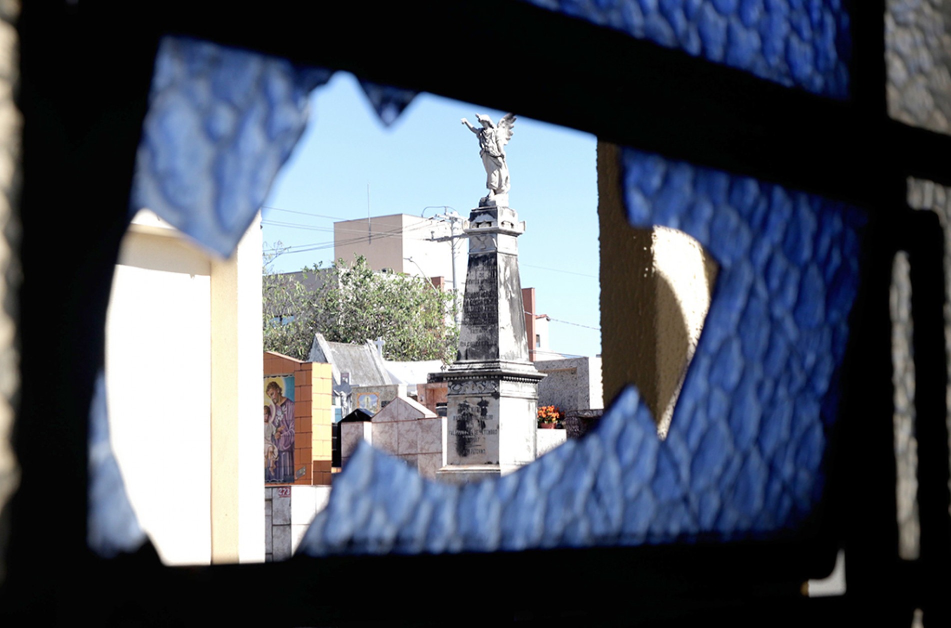 Depredação de jazigos, incluindo a quebra de vidros e objetos, e a retirada de peças de bronze são reclamações recorrentes entre parentes de pessoas sepultadas
