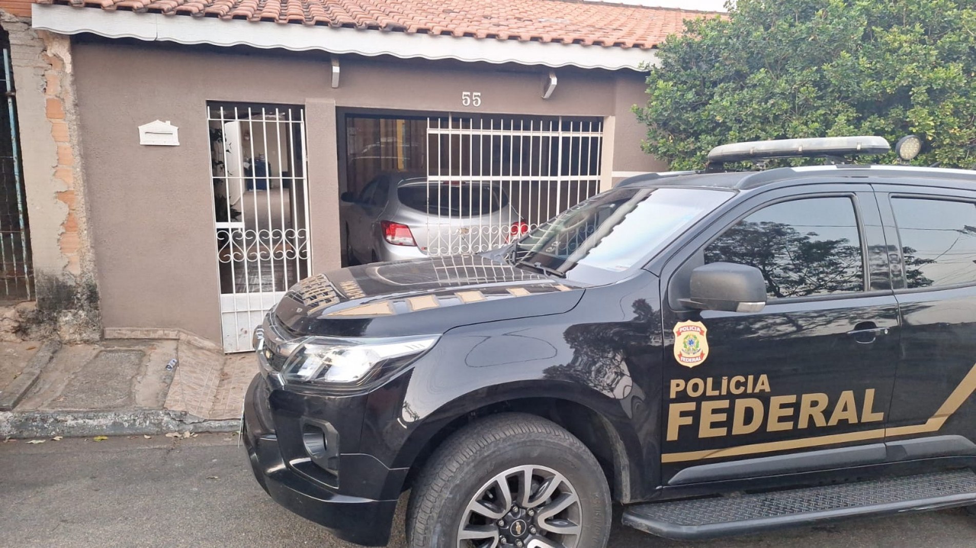 A PF cumpriu um mandado de busca e apreensão na casa do suspeito