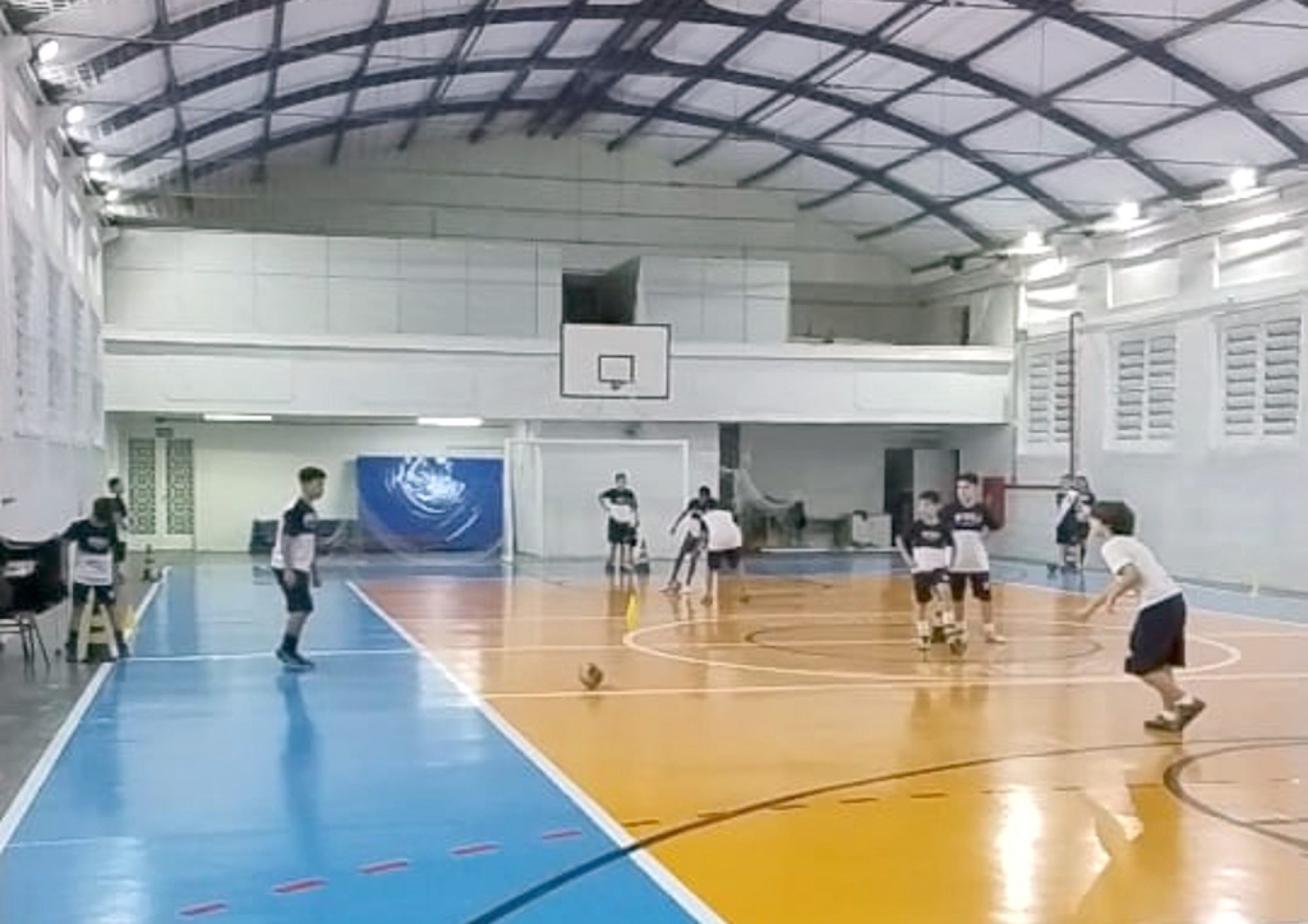 Jogos interclasses motivam os alunos à prática do futebol de salão
