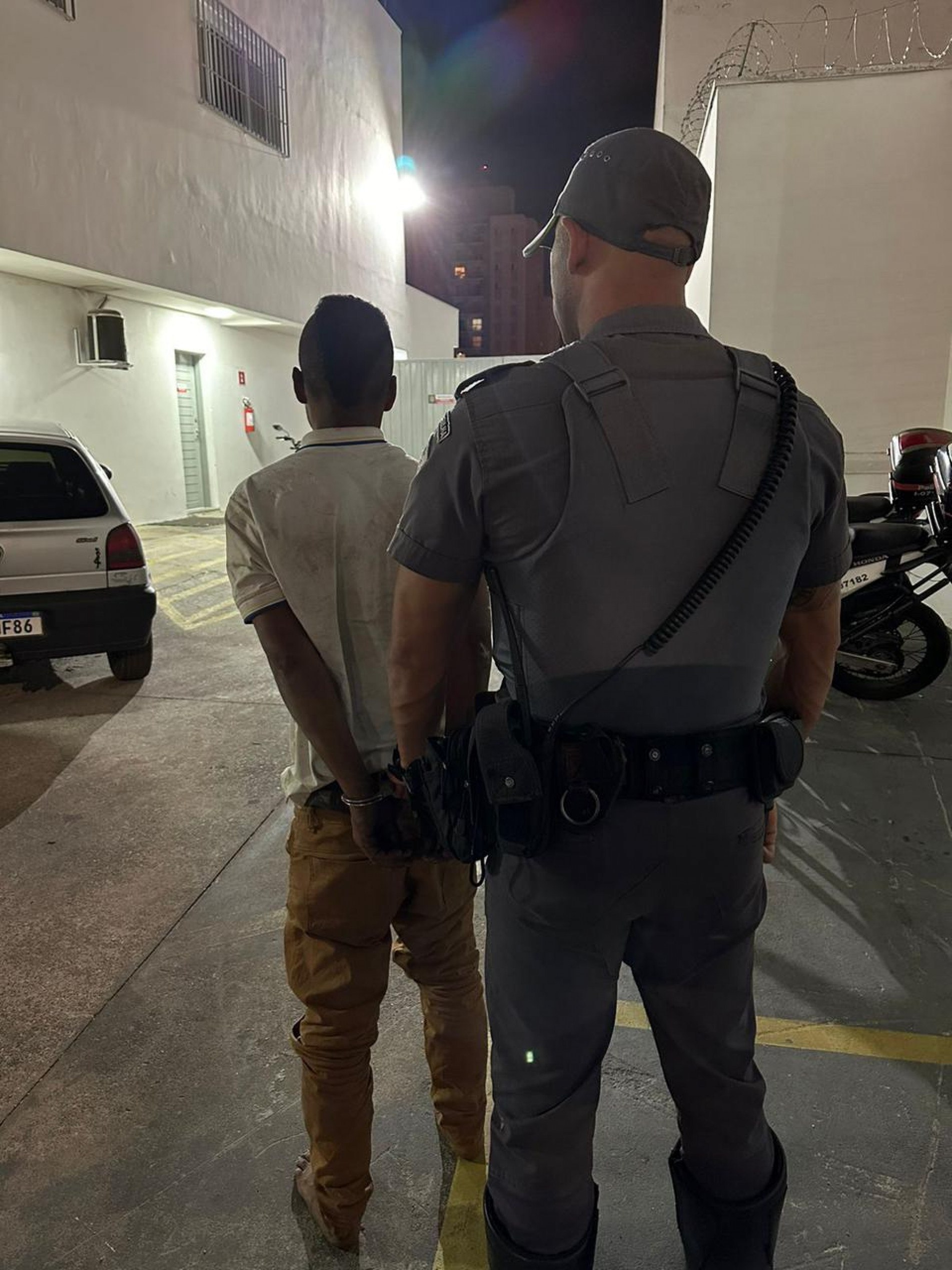O suspeito tinha várias passagens por furto e roubo