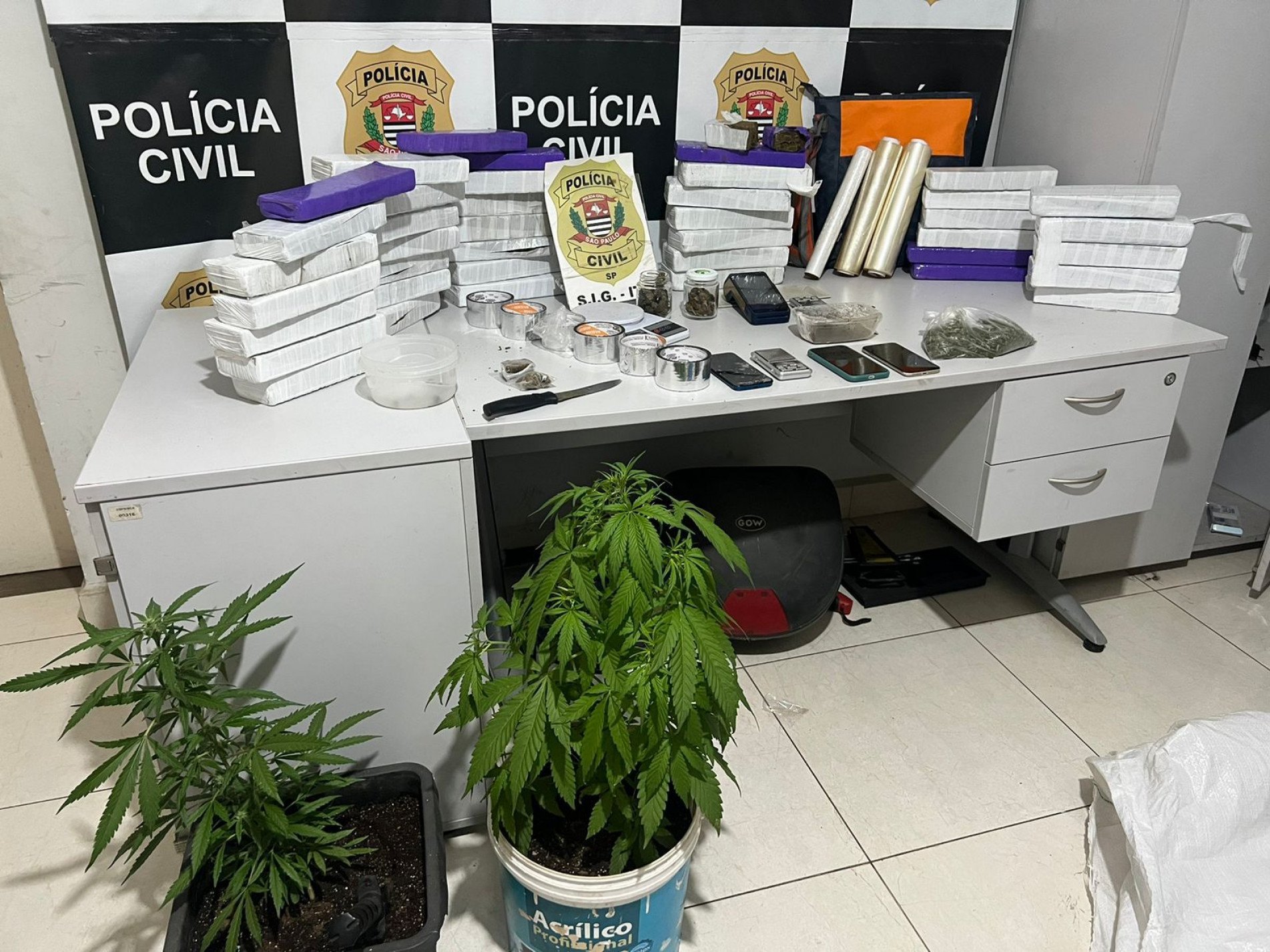 Também foram apreendidos balanças de precisão e material para preparo das drogas