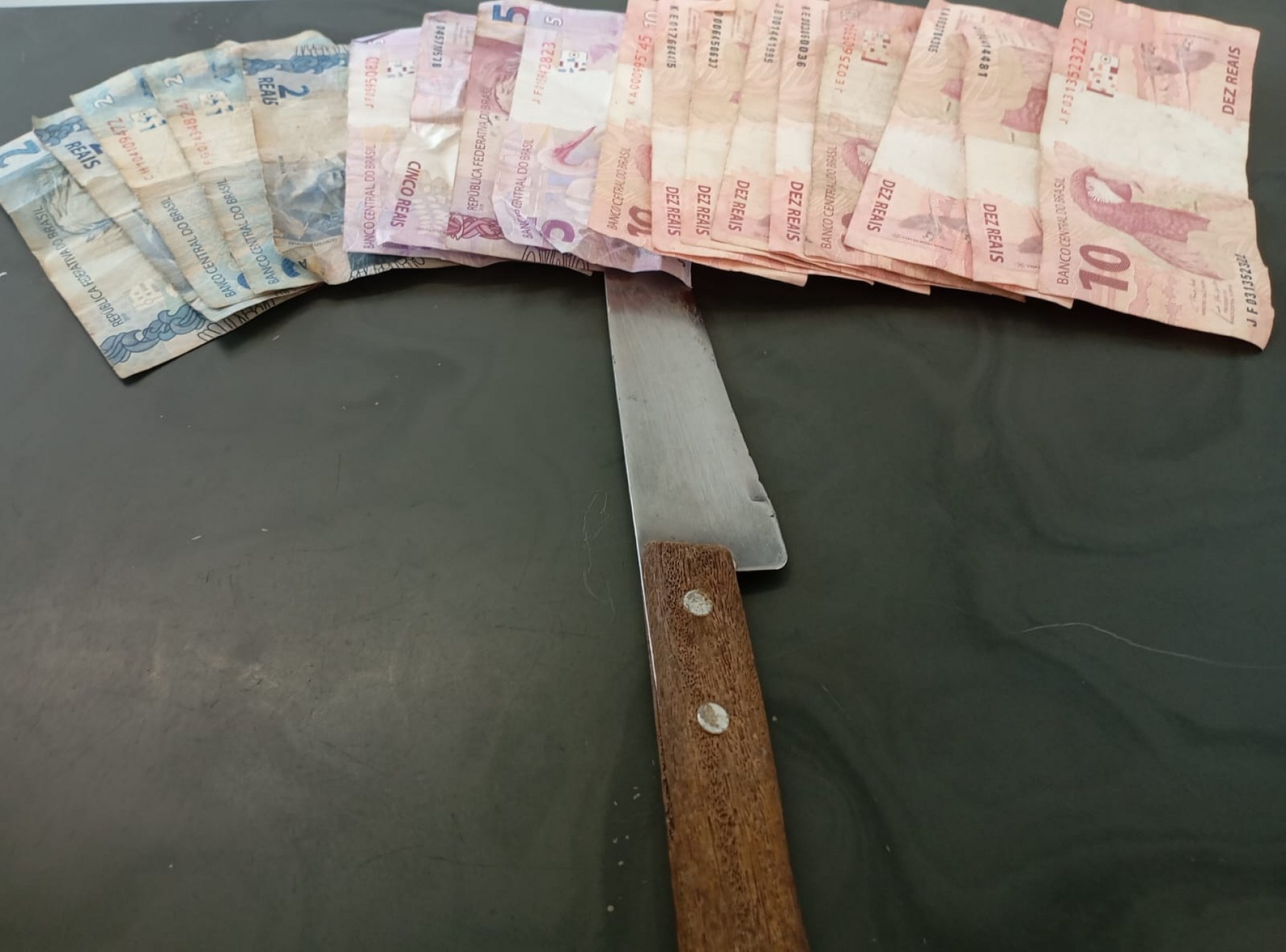  A faca utilizada no crime foi encontrada próxima do mercado