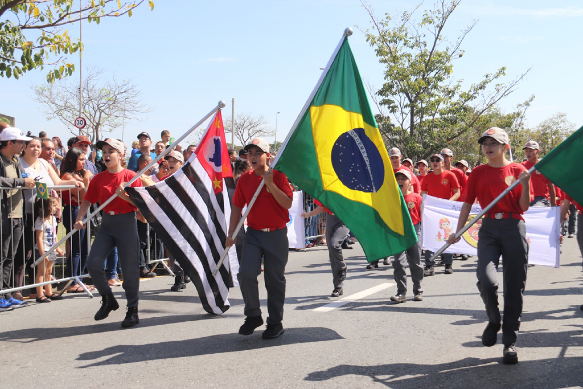Grupos de bombeiros mirins e escoteiros, entre outros, participam da celebração 
