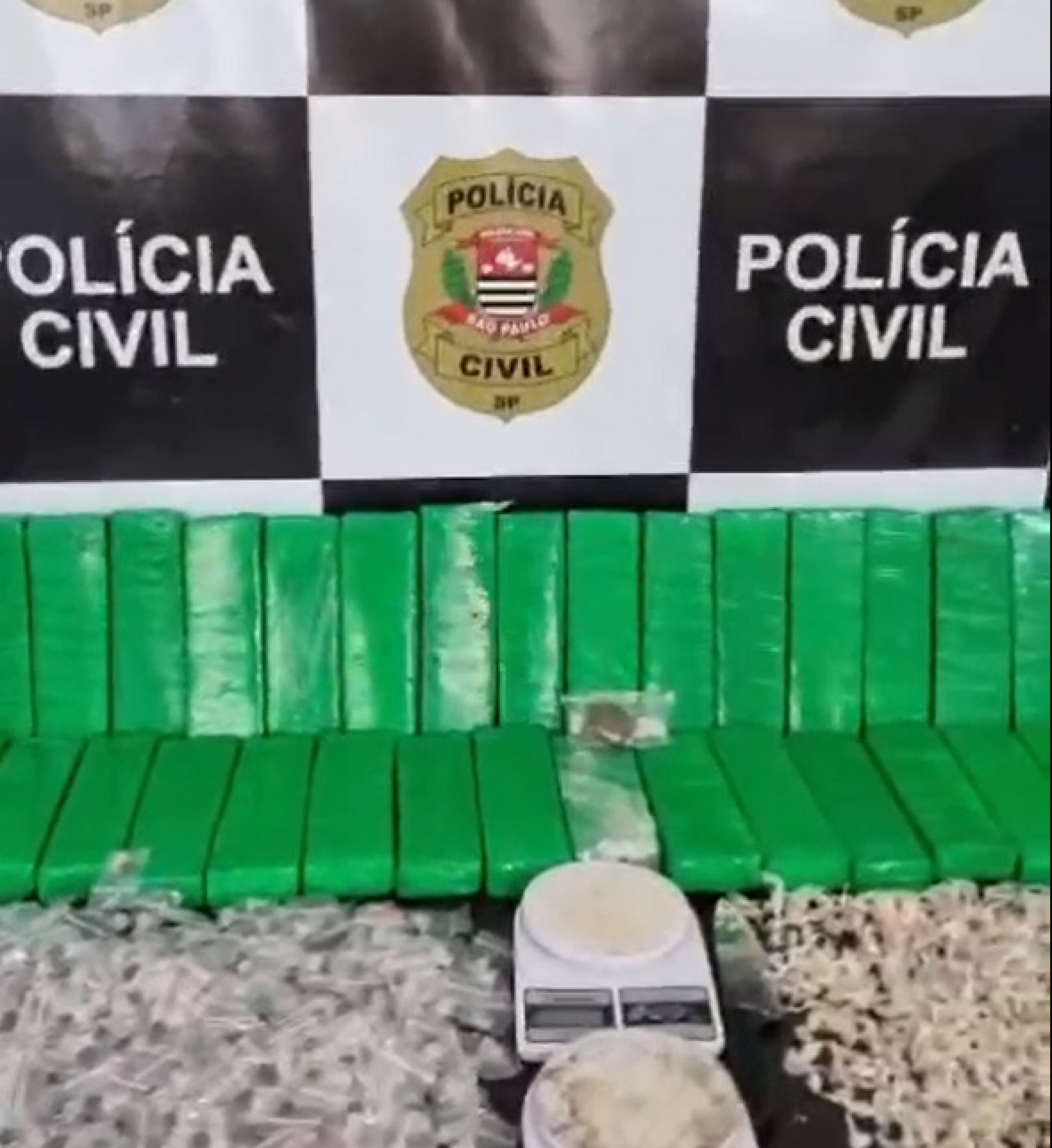  Também foram apreendidos diversos objetos usados para preparar os entorpecentes