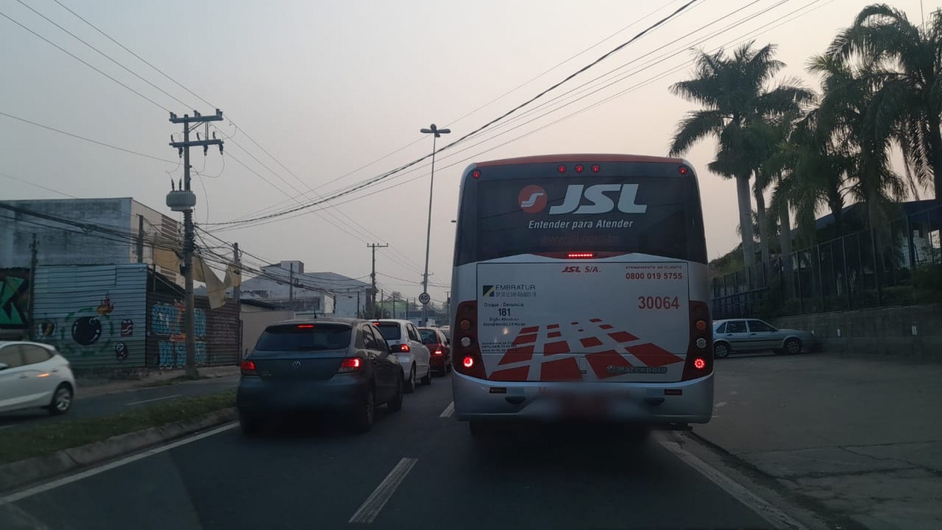 Trânsito na avenida Engenheiro Carlos Reinaldo Mendes