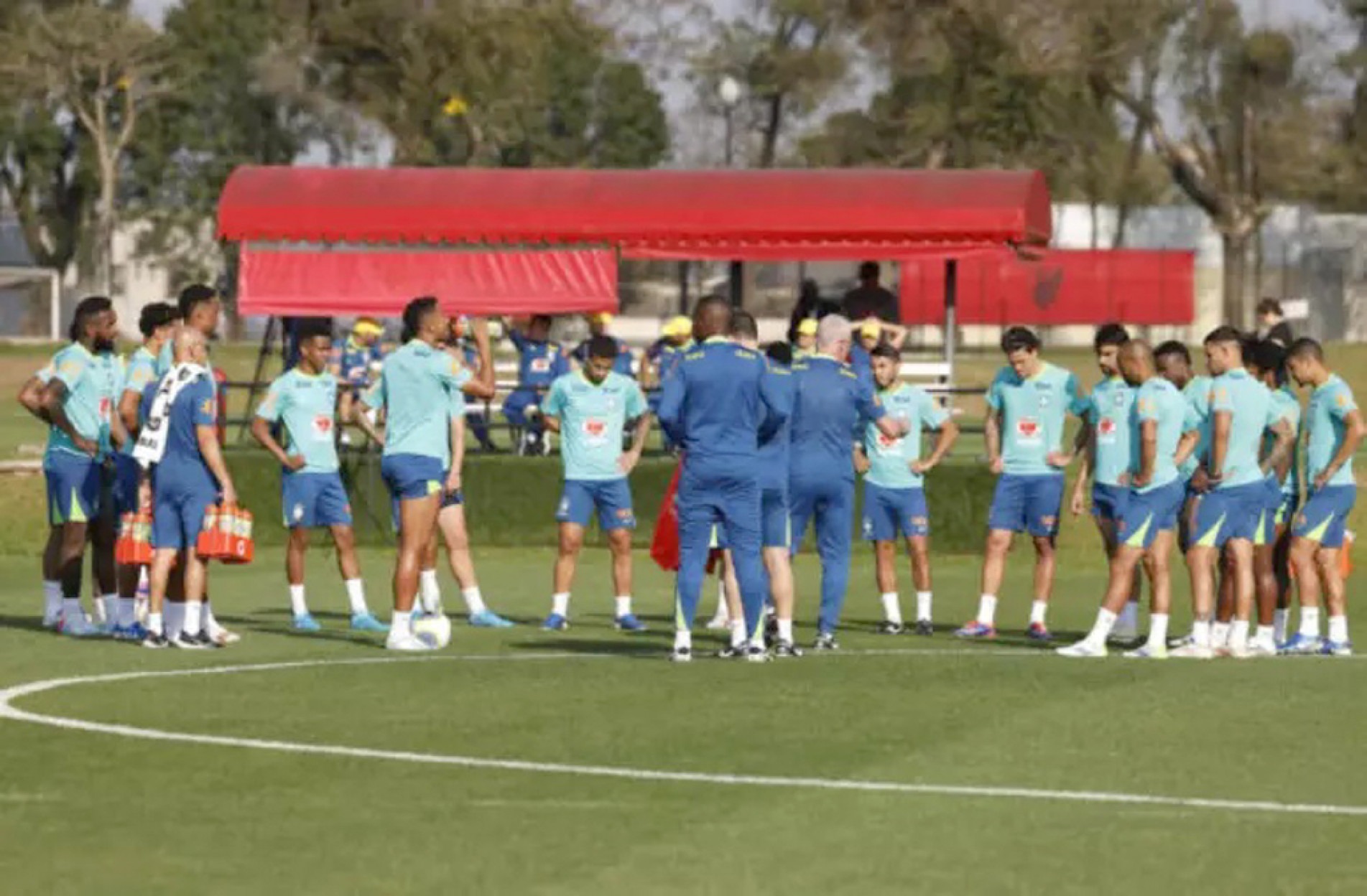 Jogadores da Seleção conversam com Dorival durante treino, ontem, em Curitiba