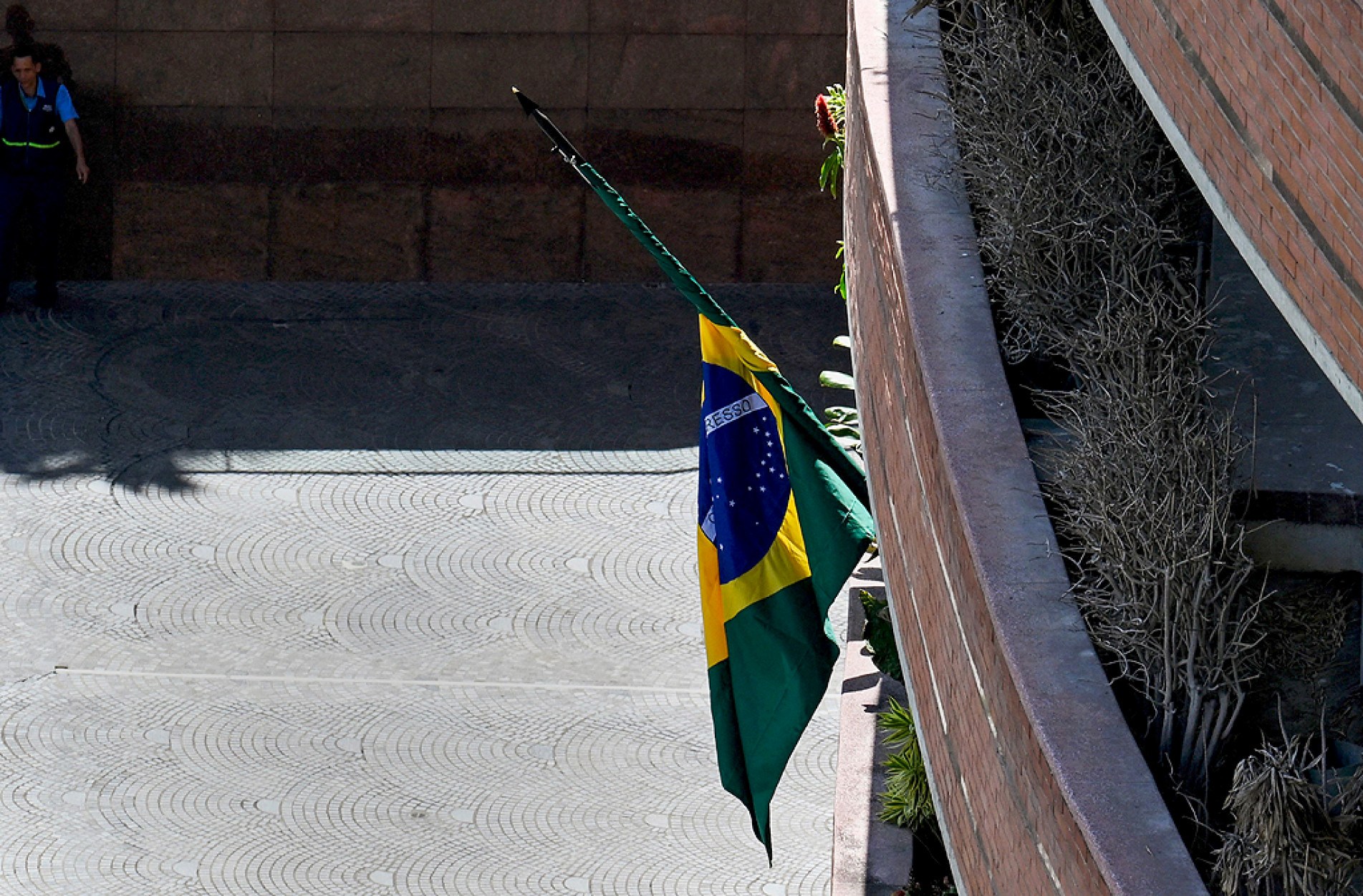Bandeira brasileira está hasteada na embaixada argentina
