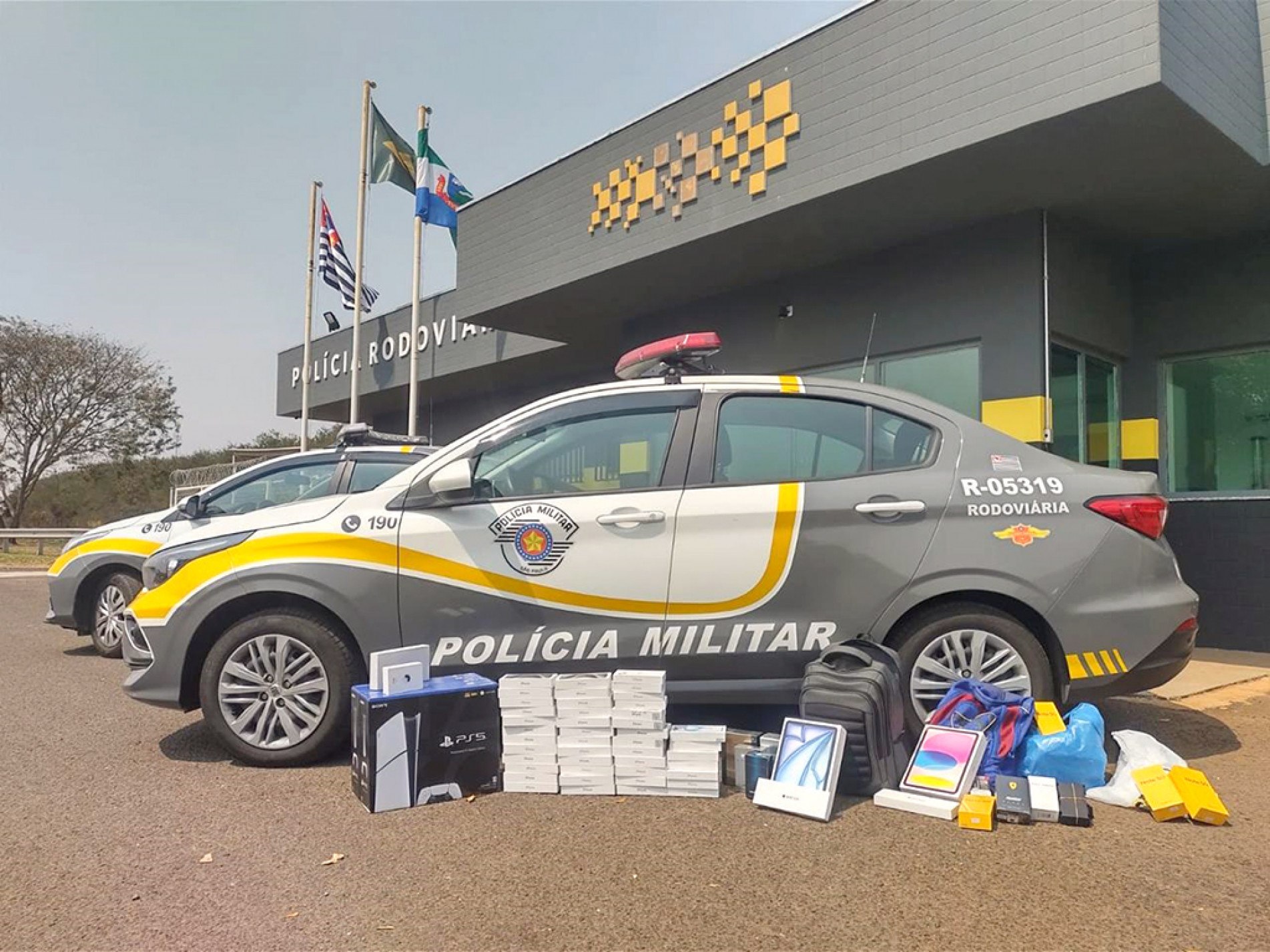 Em um Jeep Renegade, os policiais apreenderam celulares, perfumes, tablets e relógios
