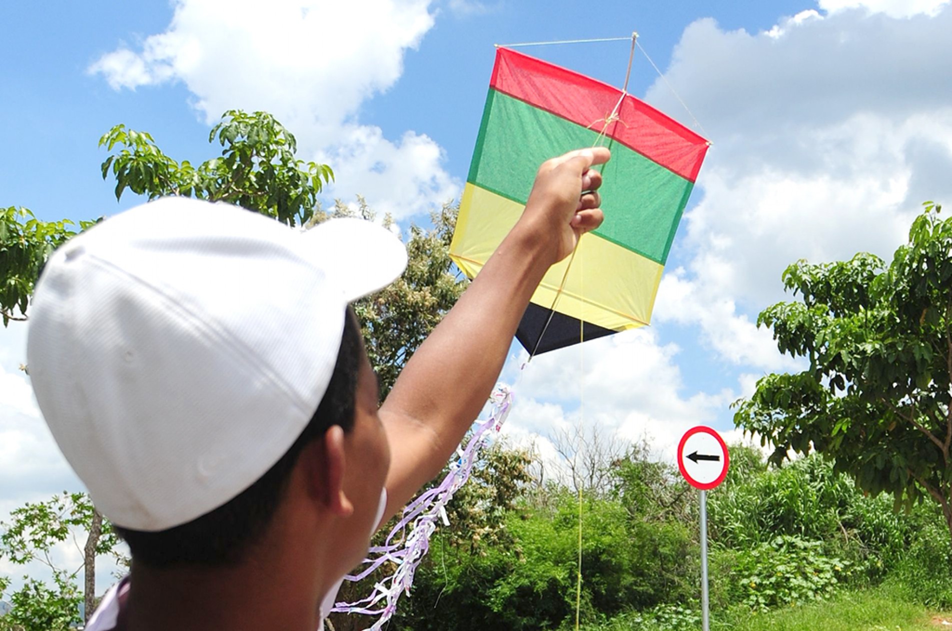 É essencial escolher onde soltar pipa. O local deve ser longe da fiação elétrica
