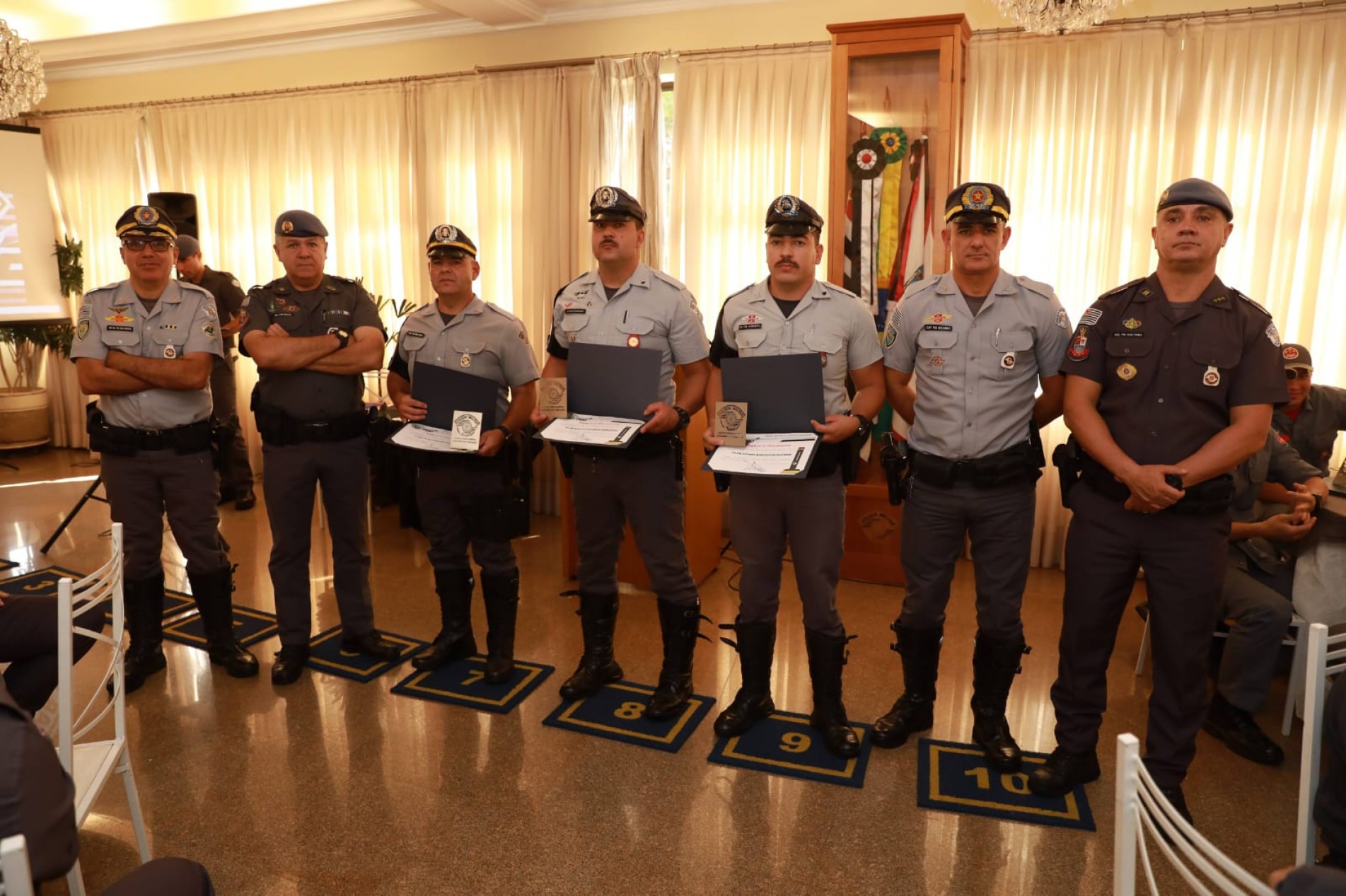 Equipe do 5º Batalhão de Polícia Rodoviária (BPRv) recebe homenagem