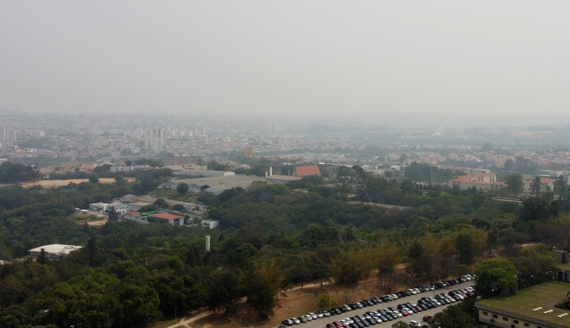 A baixa umidade deixa uma névoa seca no ar