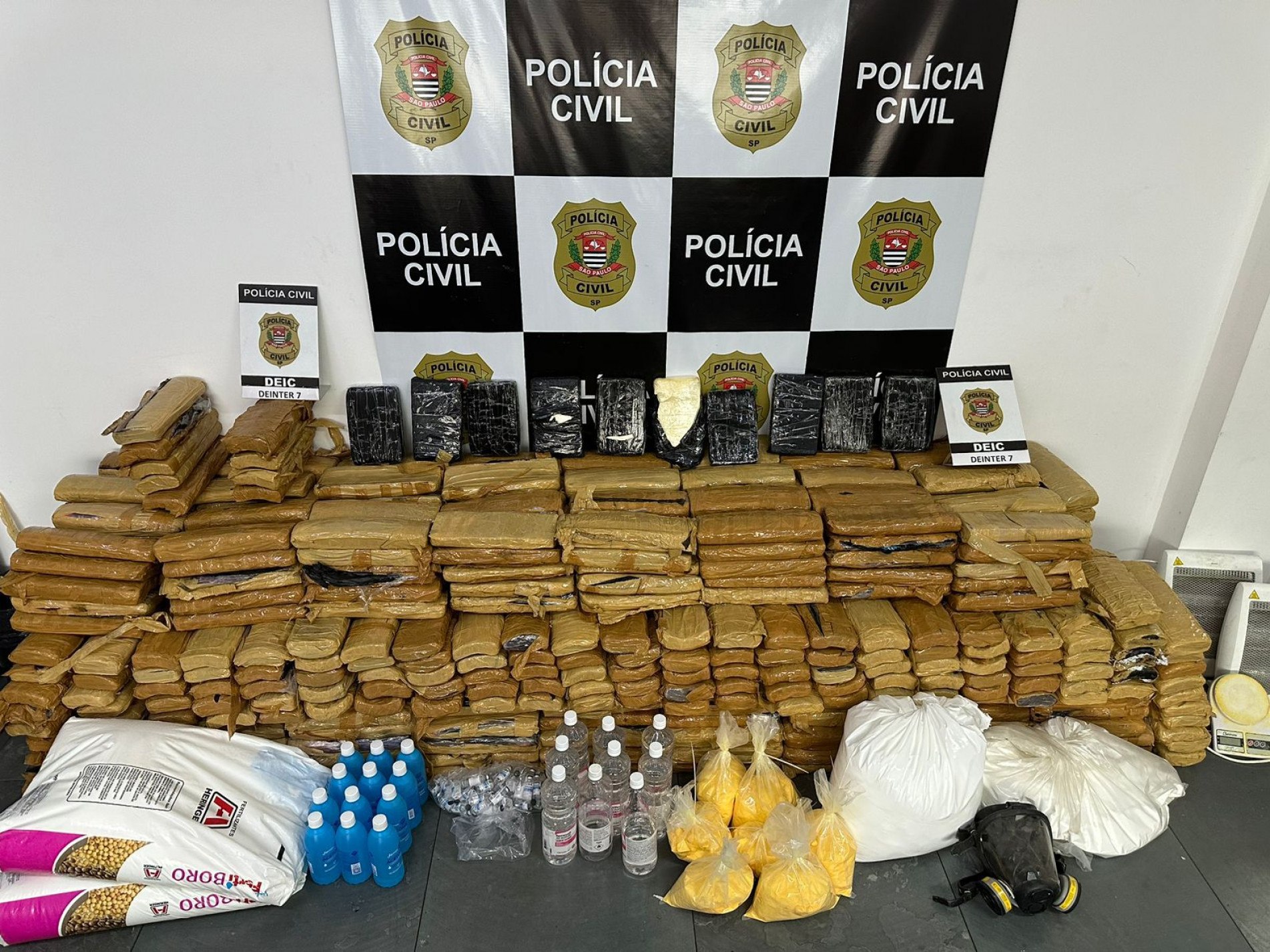 Foram apreendidos 650 tijolos de maconha, 40 quilos de cocaína e dezenas de frascos de Fentanil