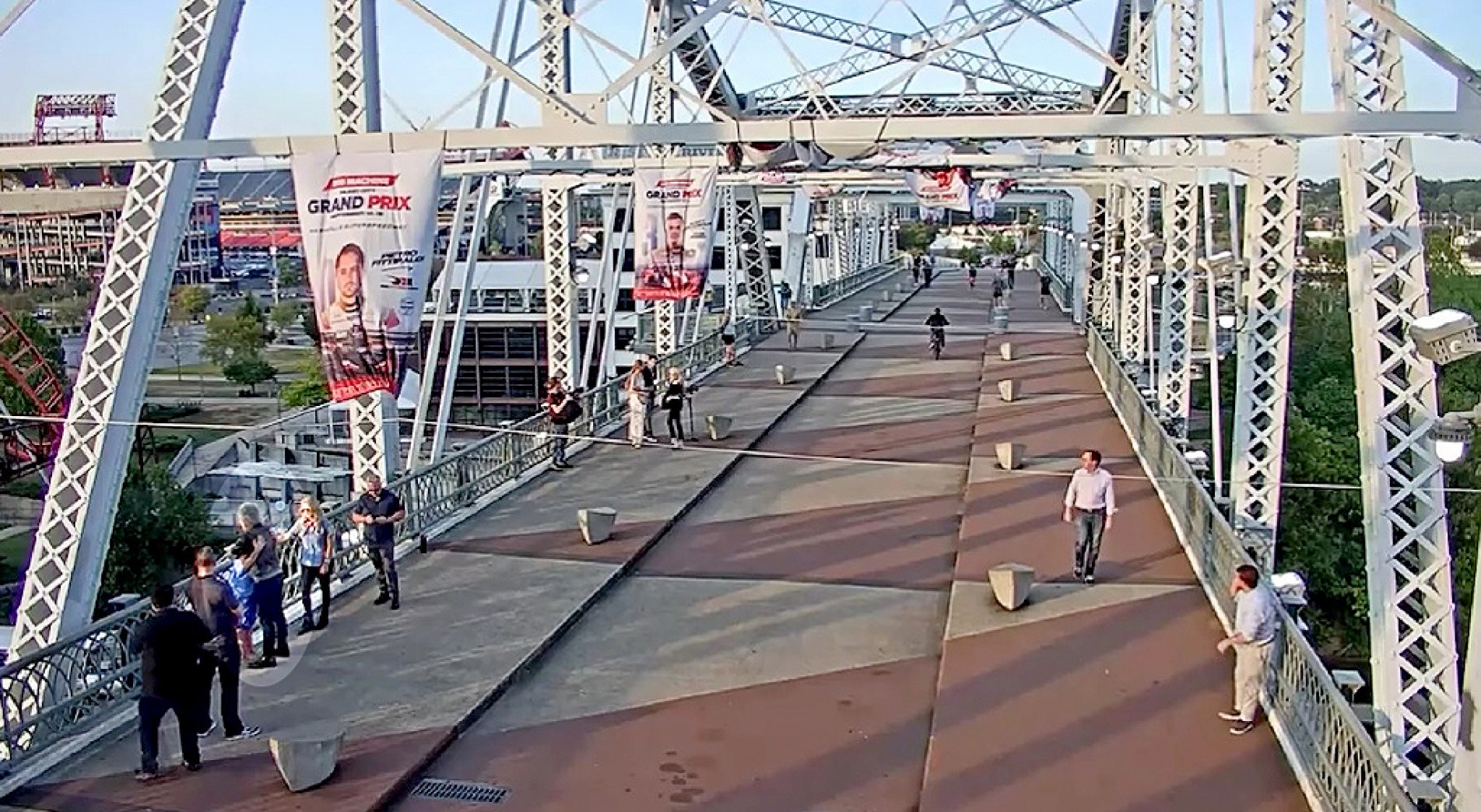 Cantor abraça mulher que estava em meio a uma crise emocional