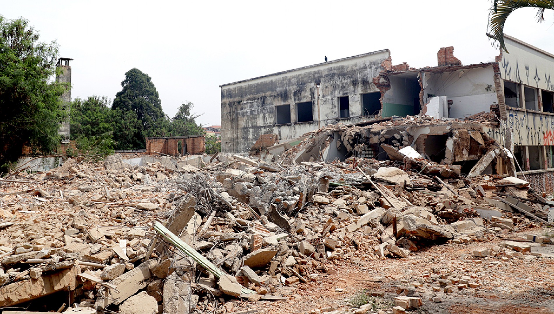Serviço de remoção da estrutura do prédio deve ser concluído em uma semana; hospital tinha sido desativado em 2015

