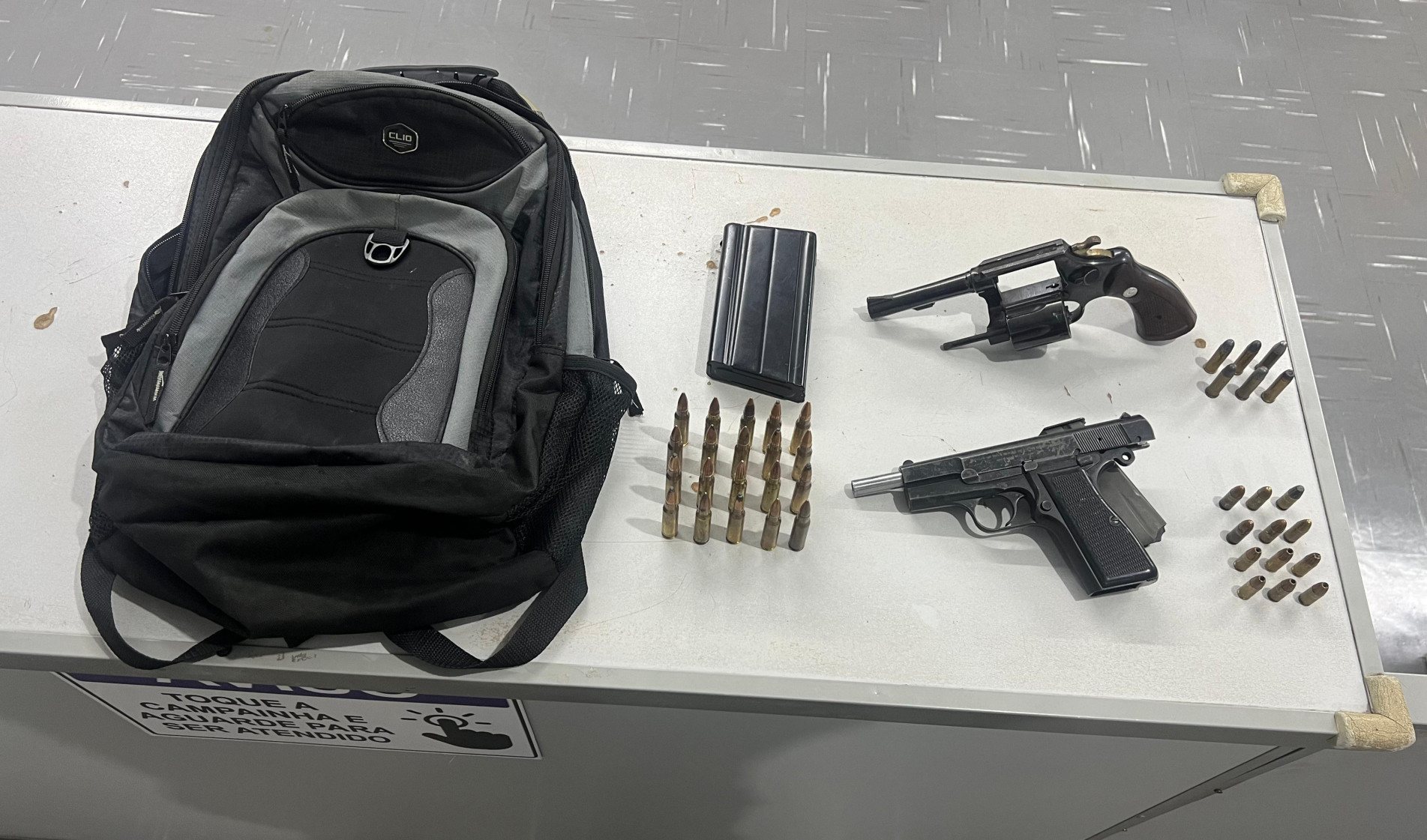 Foram apreendidas duas armas de fogo e munições
