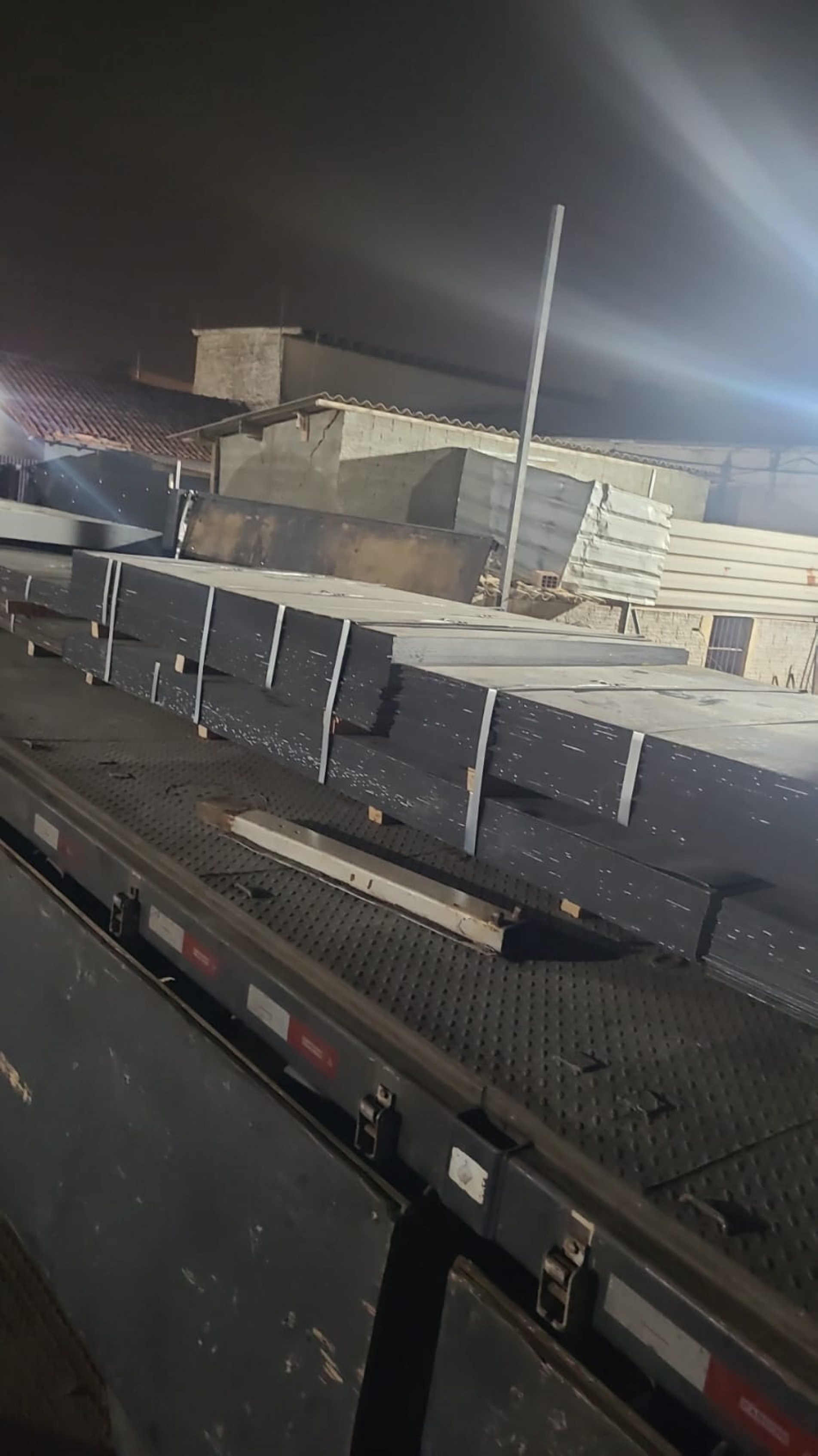 A carga de chapas de aço foram avaliadas em mais de  R$ 200.000,00