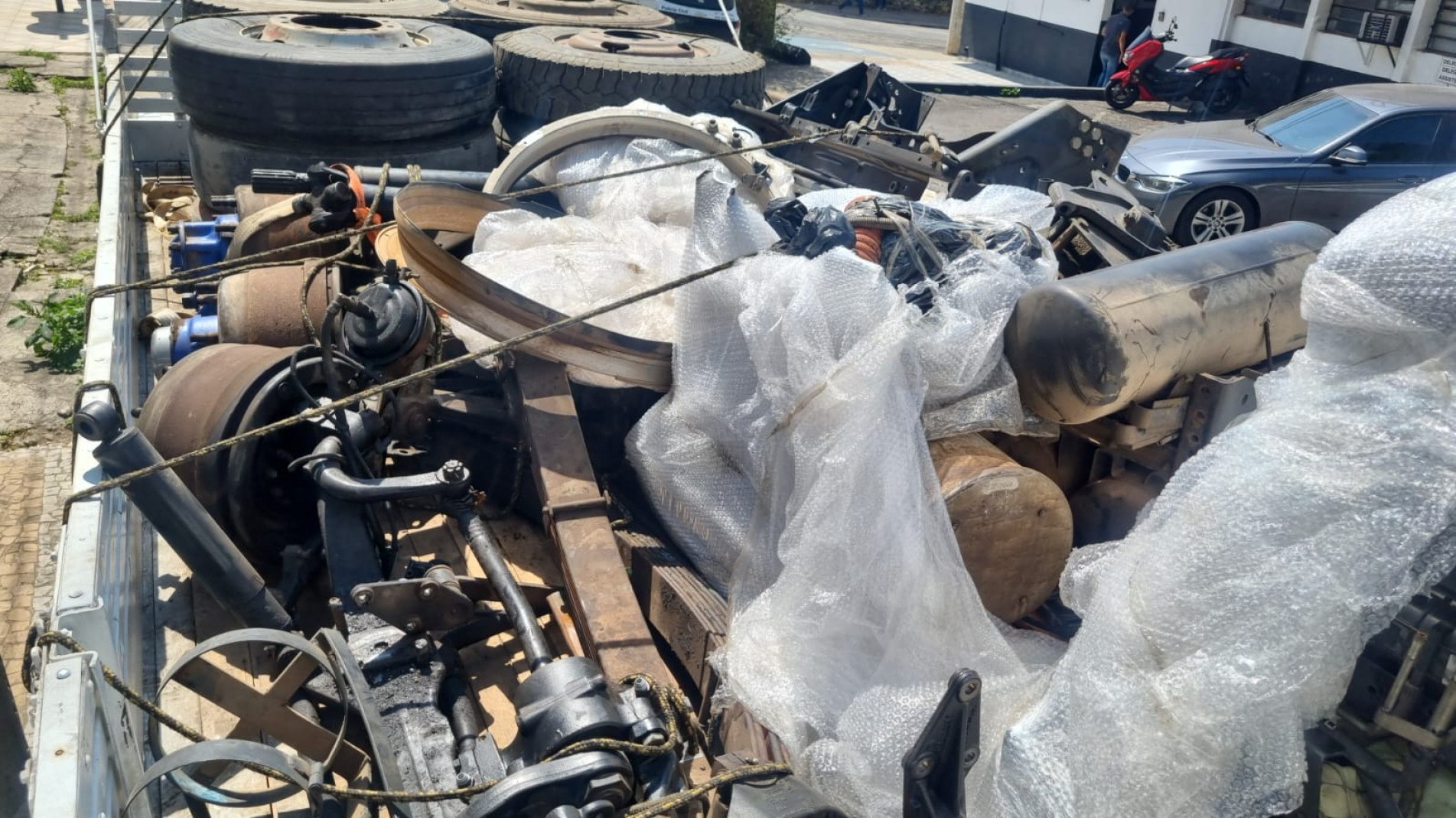 Foram encontrados diversos equipamentos necess&aacute;rios para o desmanche