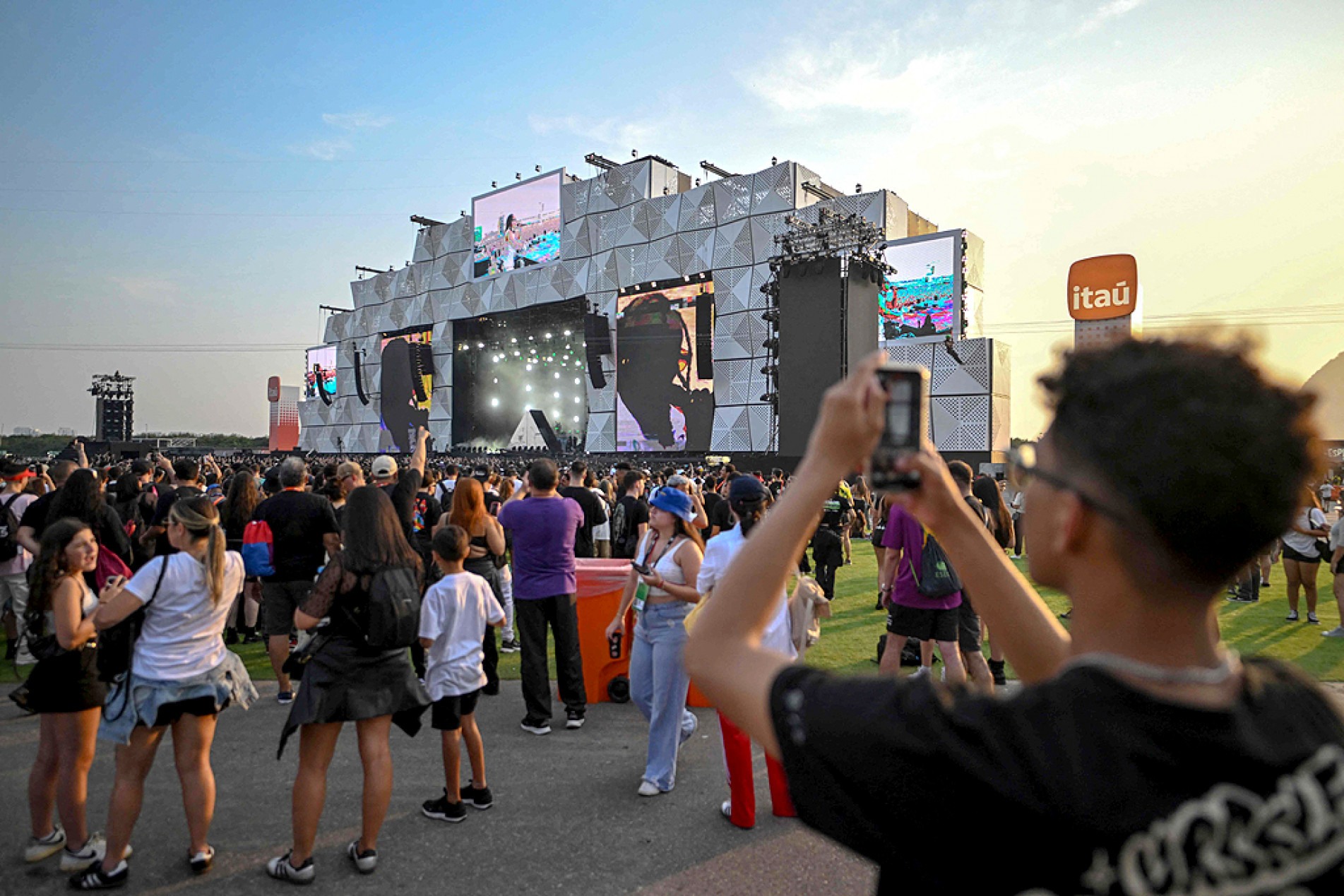 Apresentações começaram ontem e seguem até o dia 22 