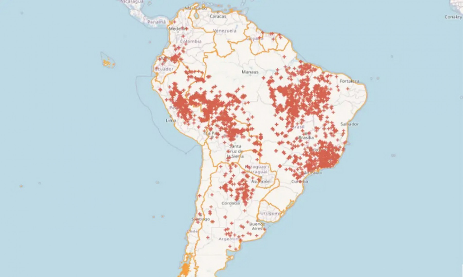 Mapa indica, em vermelho, os locais que estão queimando na América no Sul, com destaque negativo para o Brasil
