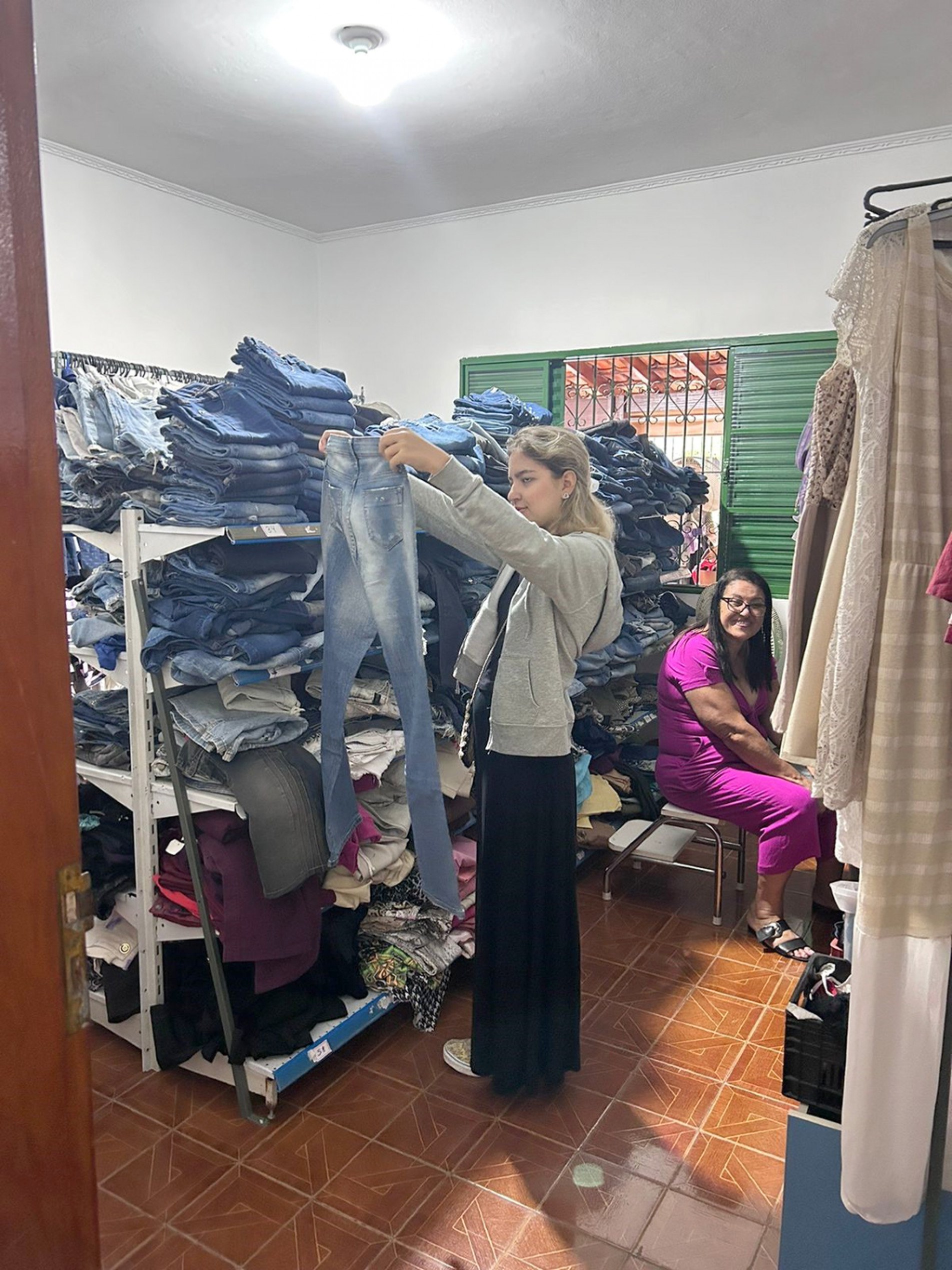 Com as doações que recebe, a Amizadaria Solidária realiza bazares beneficentes
para custear os trabalhos sociais da entidade
