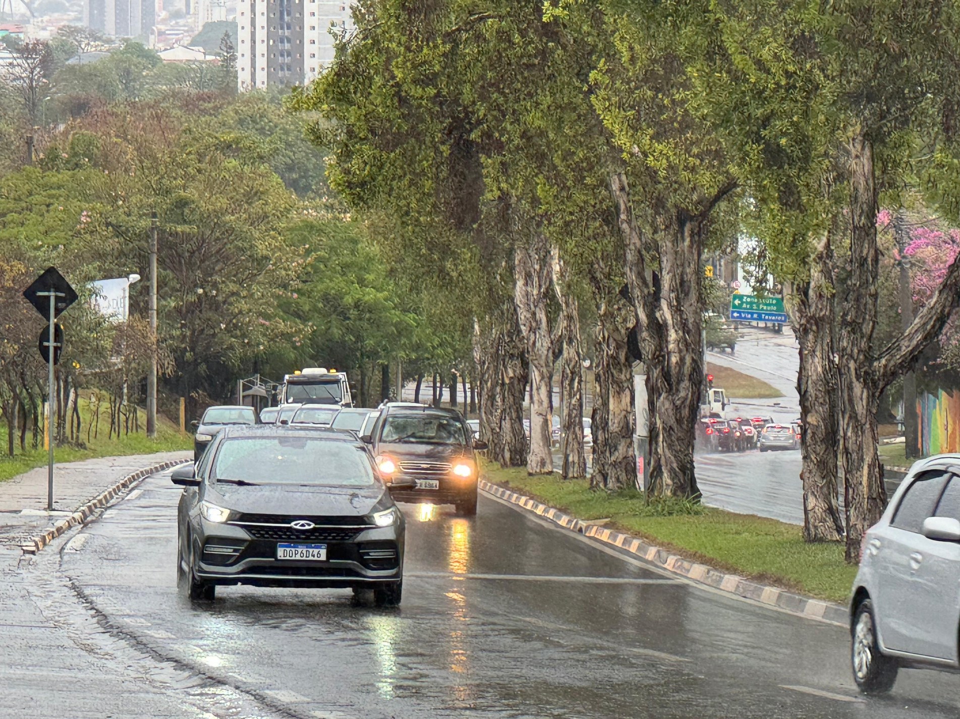 Trânsito fica mais carregado em pontos da cidade