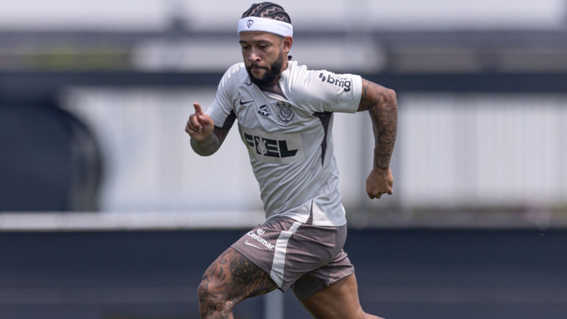 Torcida vê no atacante holandês a esperança de dias melhores

