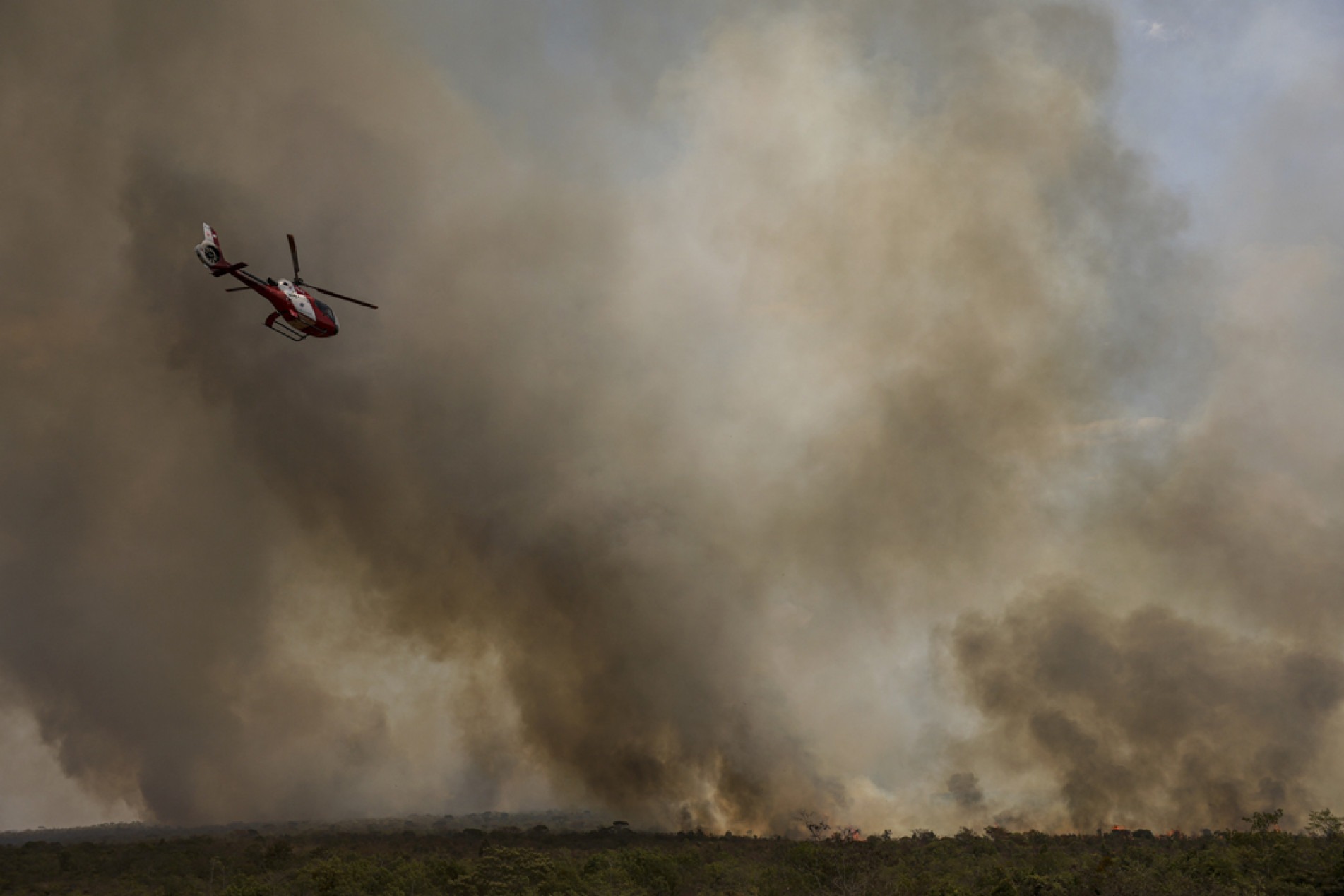 Helicóptero era usado ontem no combate ao fogo considerado de grandes proporções
