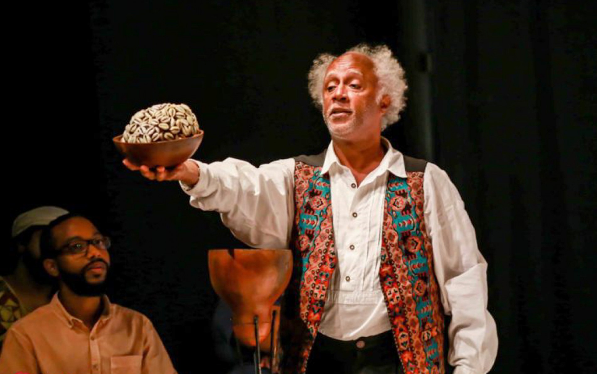 Monólogo com Hiton Cobra aborda literatura, racismo e eugenia