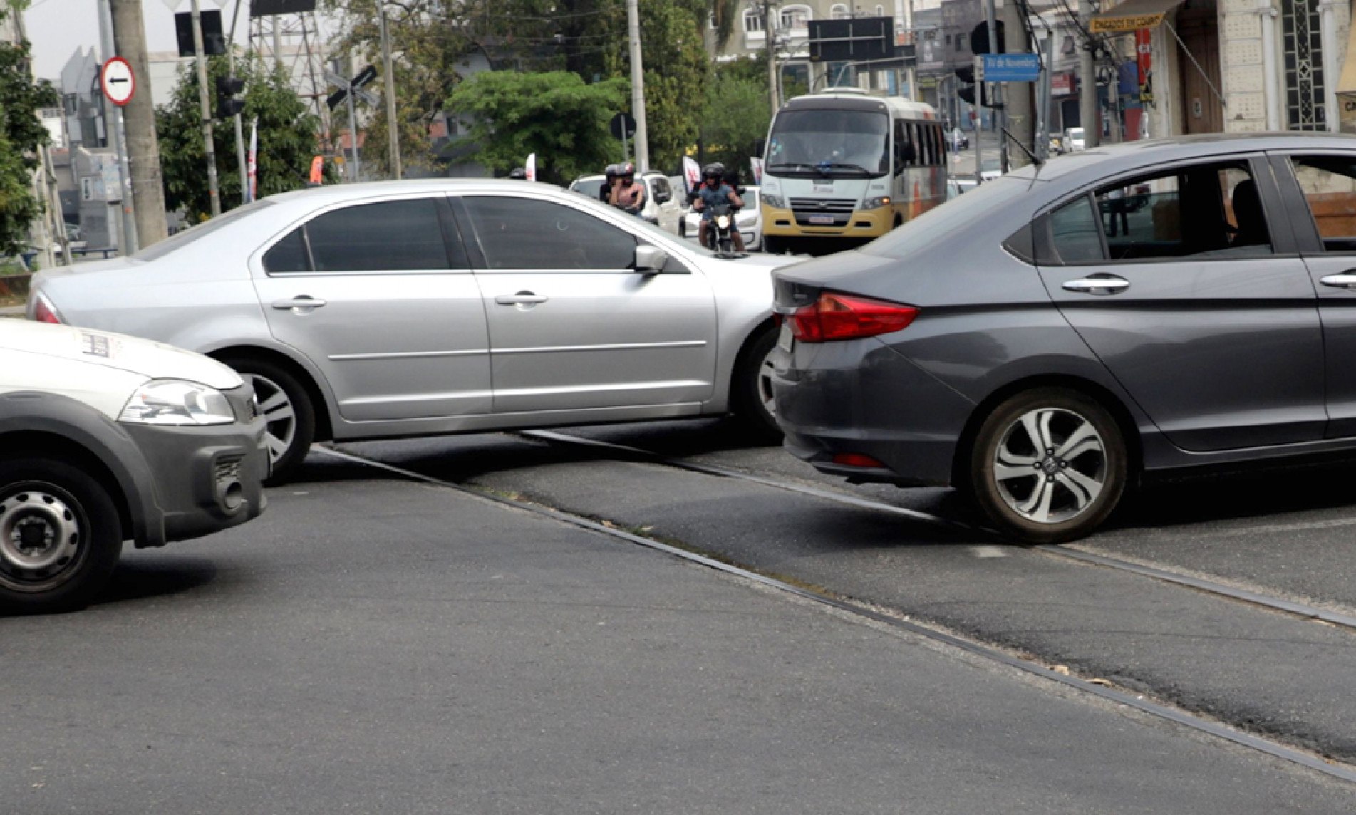Desnível da rua pode causar prejuÍzos aos veículos e acidentes
