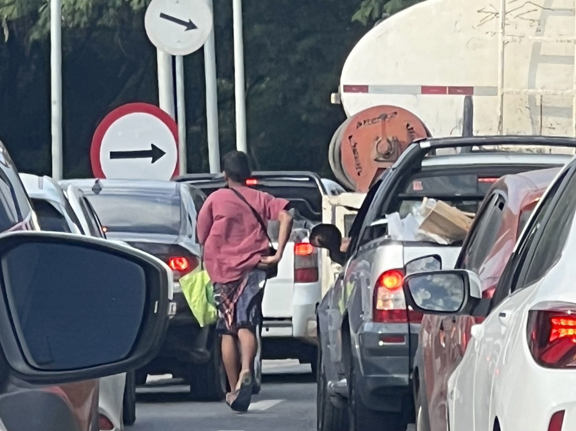 Muitos jovens continuam sendo vistos em cruzamentos da cidade vendendo produtos
