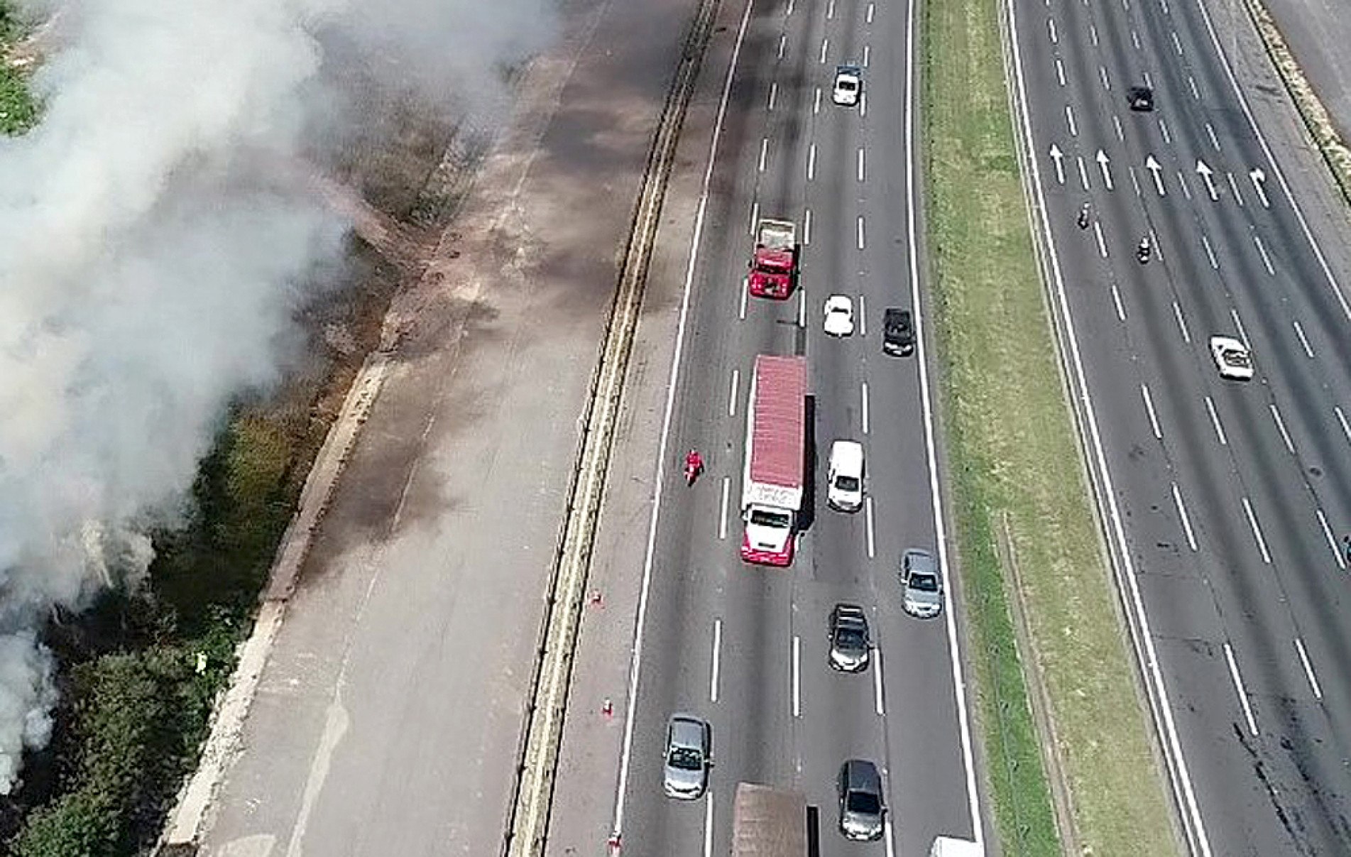 São Paulo registrou 9.761 focos de incêndio nas rodovias concessionadas em apenas um ano; novos editais preveem identificação de pontos críticos, como unidades de conservação, fragmentos florestais, plantações e comunidades próximas
