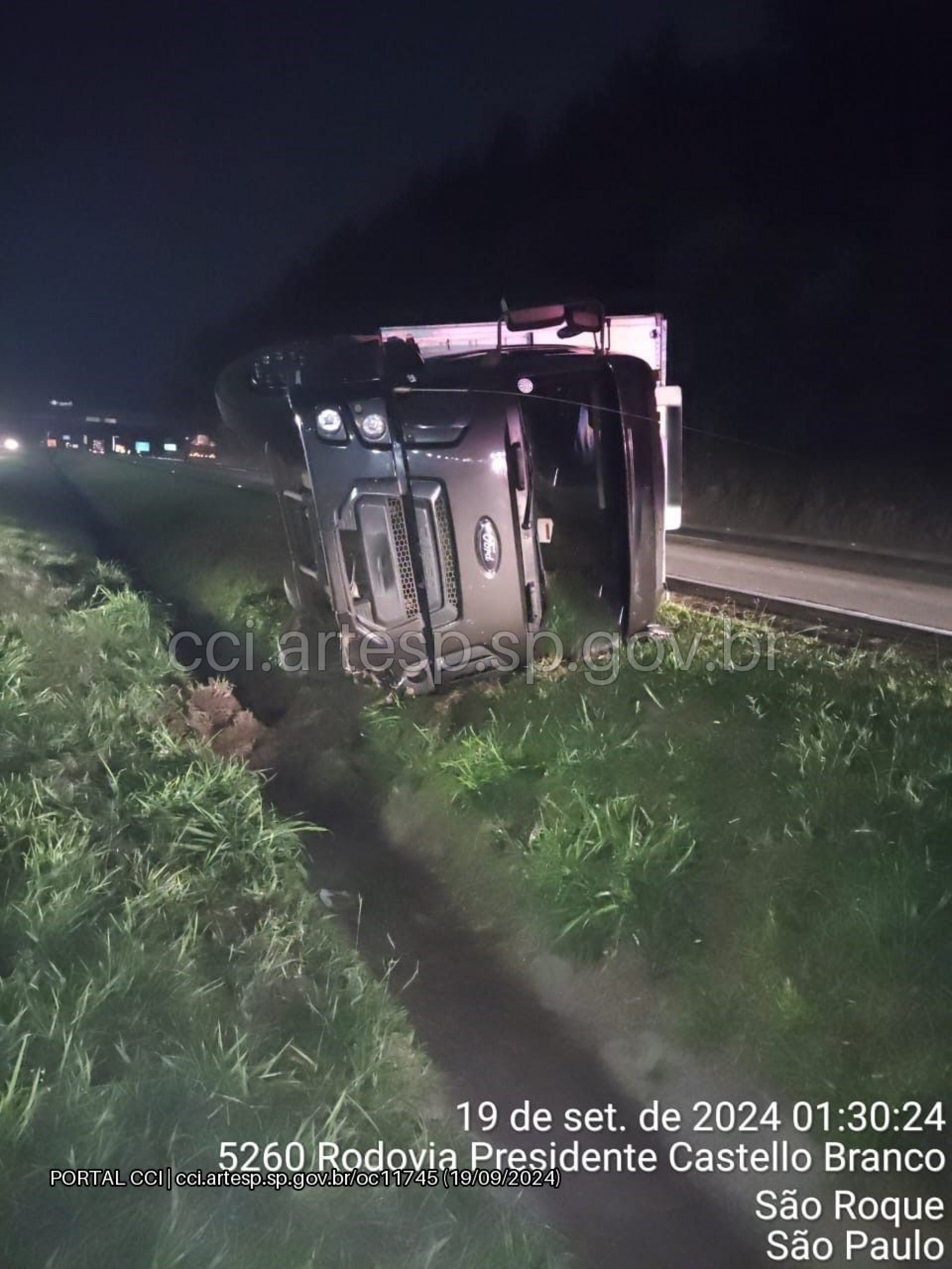 O caminhão ficou tombado entre o canteiro central e a faixa 1