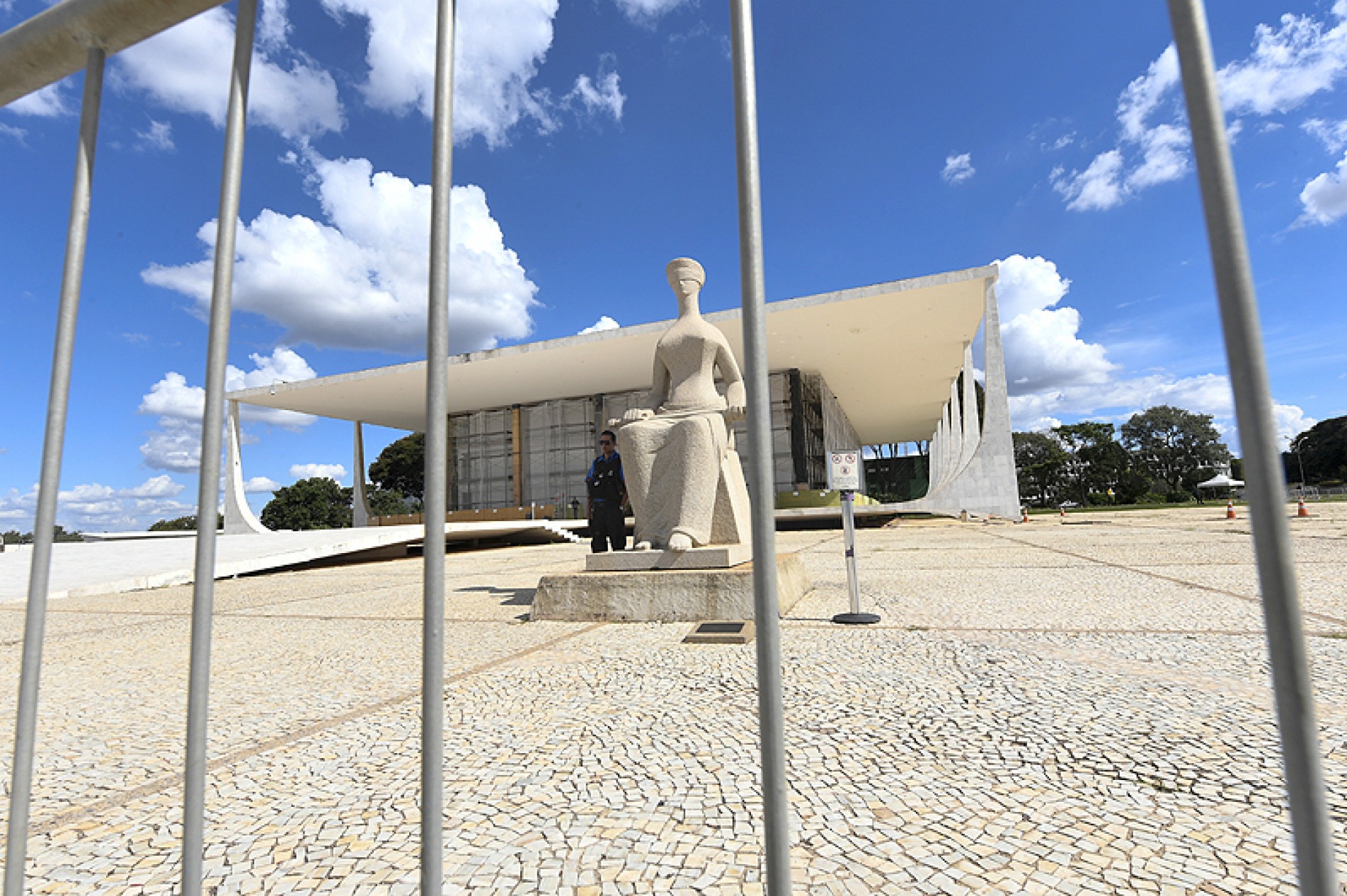 Pedido foi apresentado no Senado, que tem a prerrogativa de analisar 
pedidos contra o STF (que aparece ao fundo na foto)
