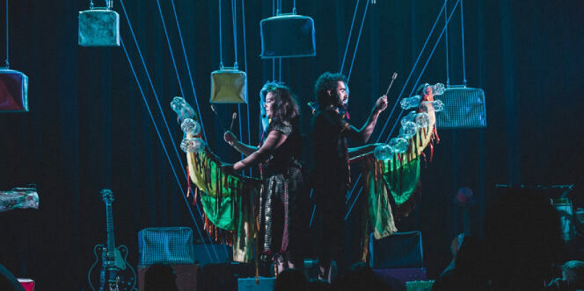 O espetáculo é um convite para acompanhar a trajetória de dois músicos

